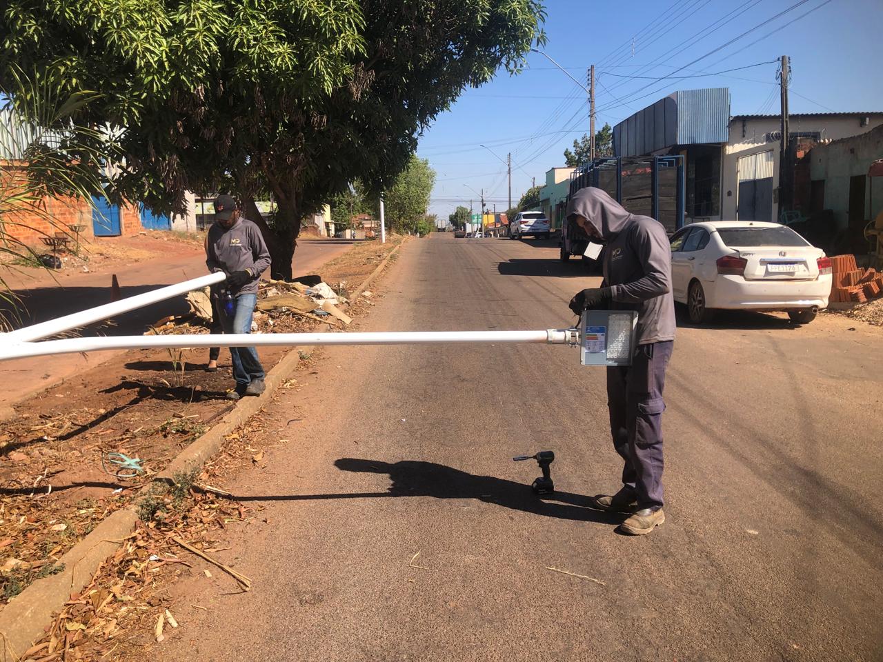 Serão instalados 56 novos postes ao longo da avenida do Jardim Aureny III
