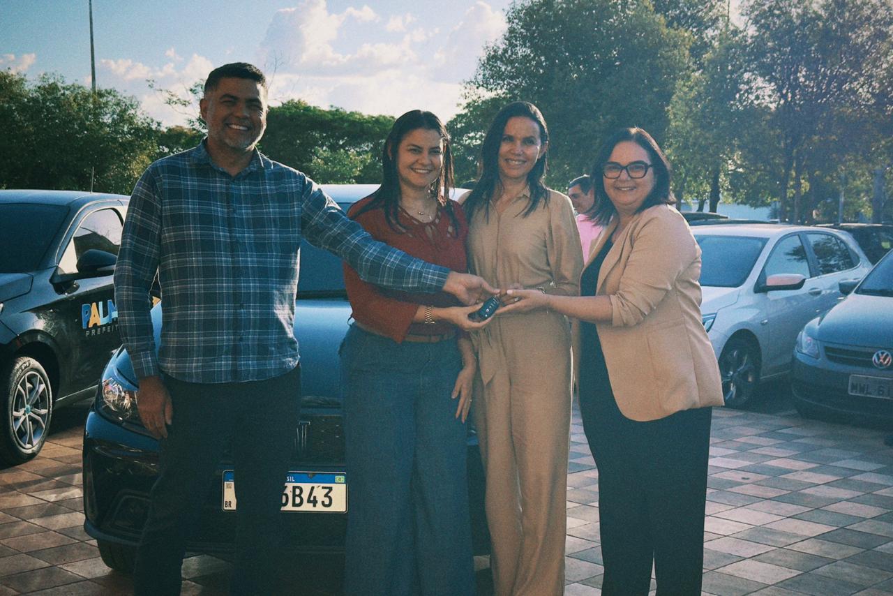 Secretária Anice Moura (de vermelho) e equipe técnica da Semed durante a entrega das chaves dos veículos