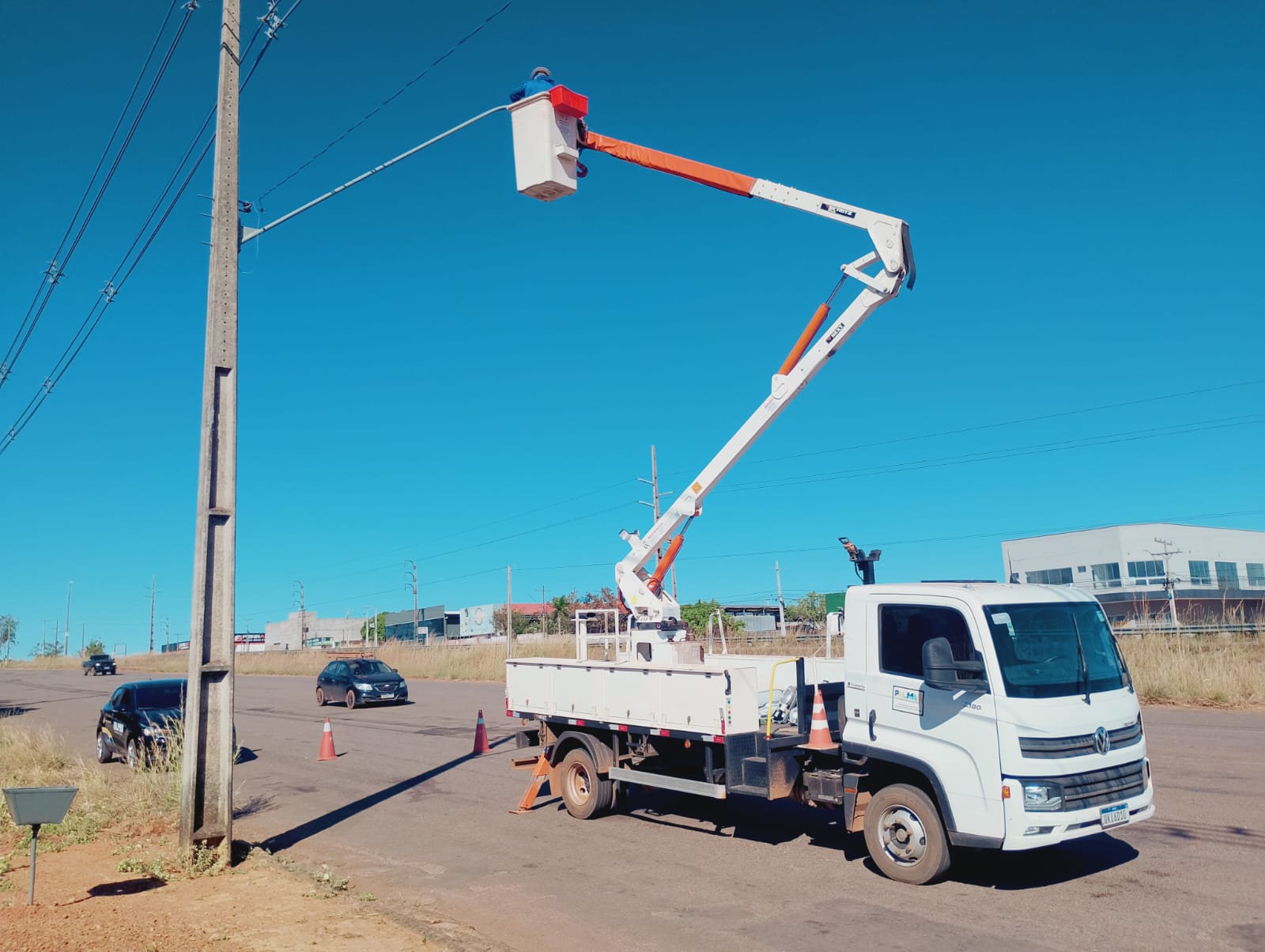 Por telefone, moradores podem indicar poste com lâmpada queimada ou problemas na luminária