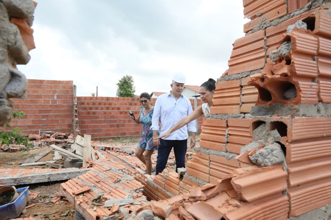 Prefeito Eduardo Siqueira Campos decreta situação de emergência e regulamenta apoio às famílias do Jardim Taquari atingidas por vendaval