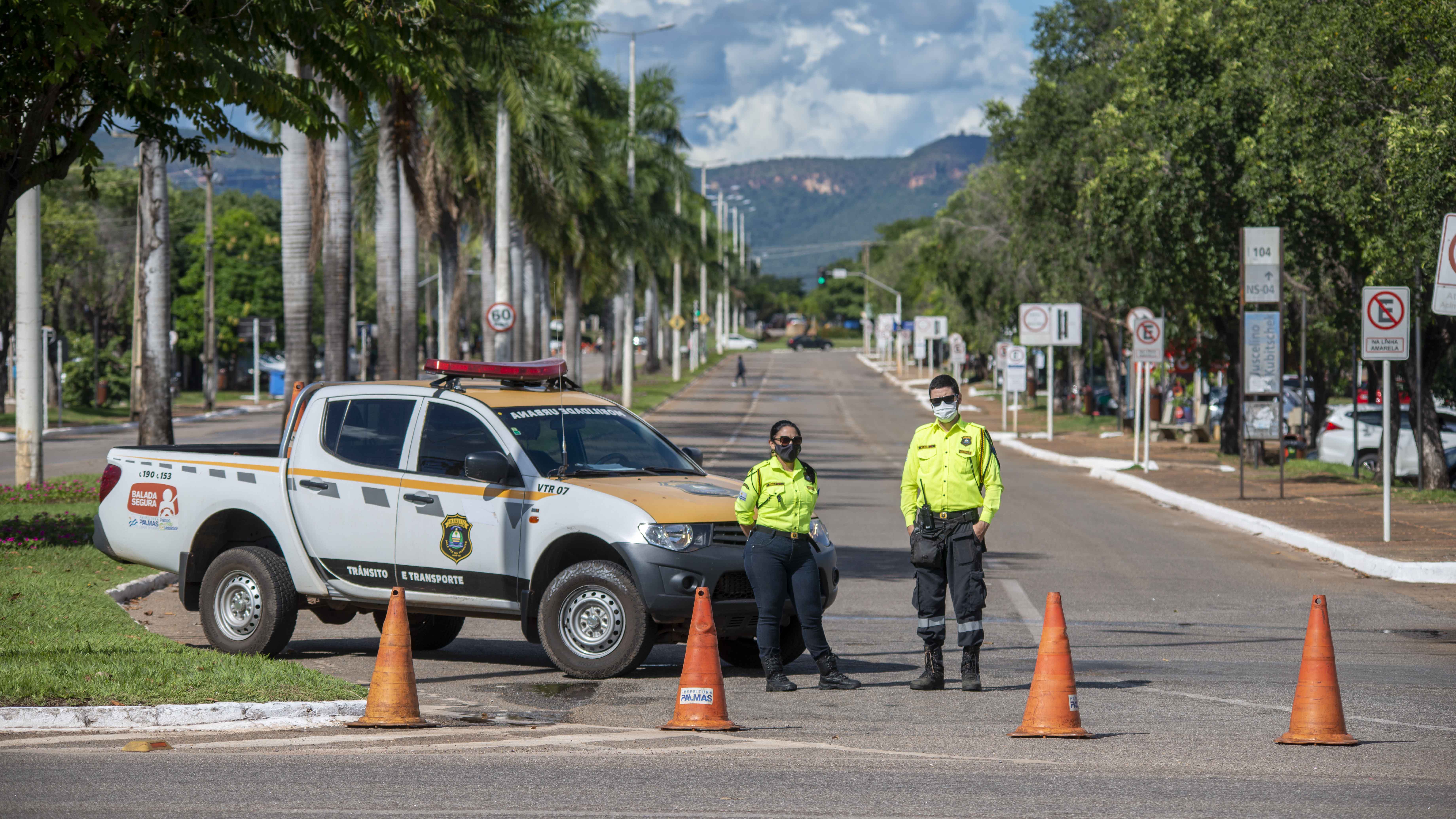 Para conter aglomerações, Avenida JK é interditada pelos agentes de Trânsito e Transporte  da Sesmu