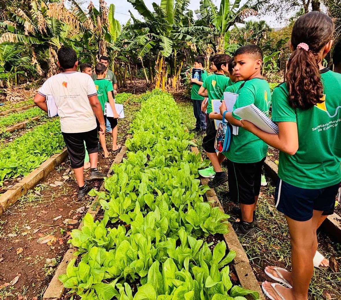 Aulas abordam temas que refletem o cotidiano da comunidade rural, incentivando os estudantes a compreenderem a importância da cooperação
