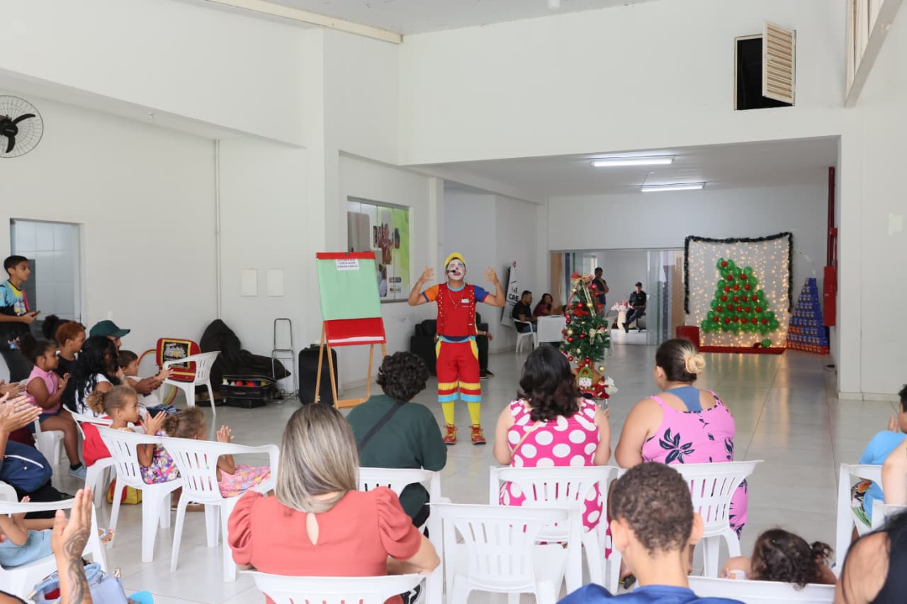 Confraternização das famílias atendidas pelos Creas contou com apresentação do palhaço Batatinha