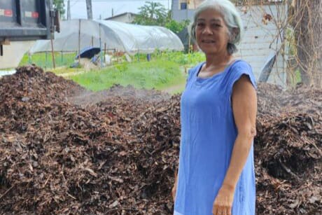 Coordenadora da horta comunitária da Arse 102 Maria da Luz ficou feliz ao receber um caminhão de composto orgânico - Foto: Divulgação