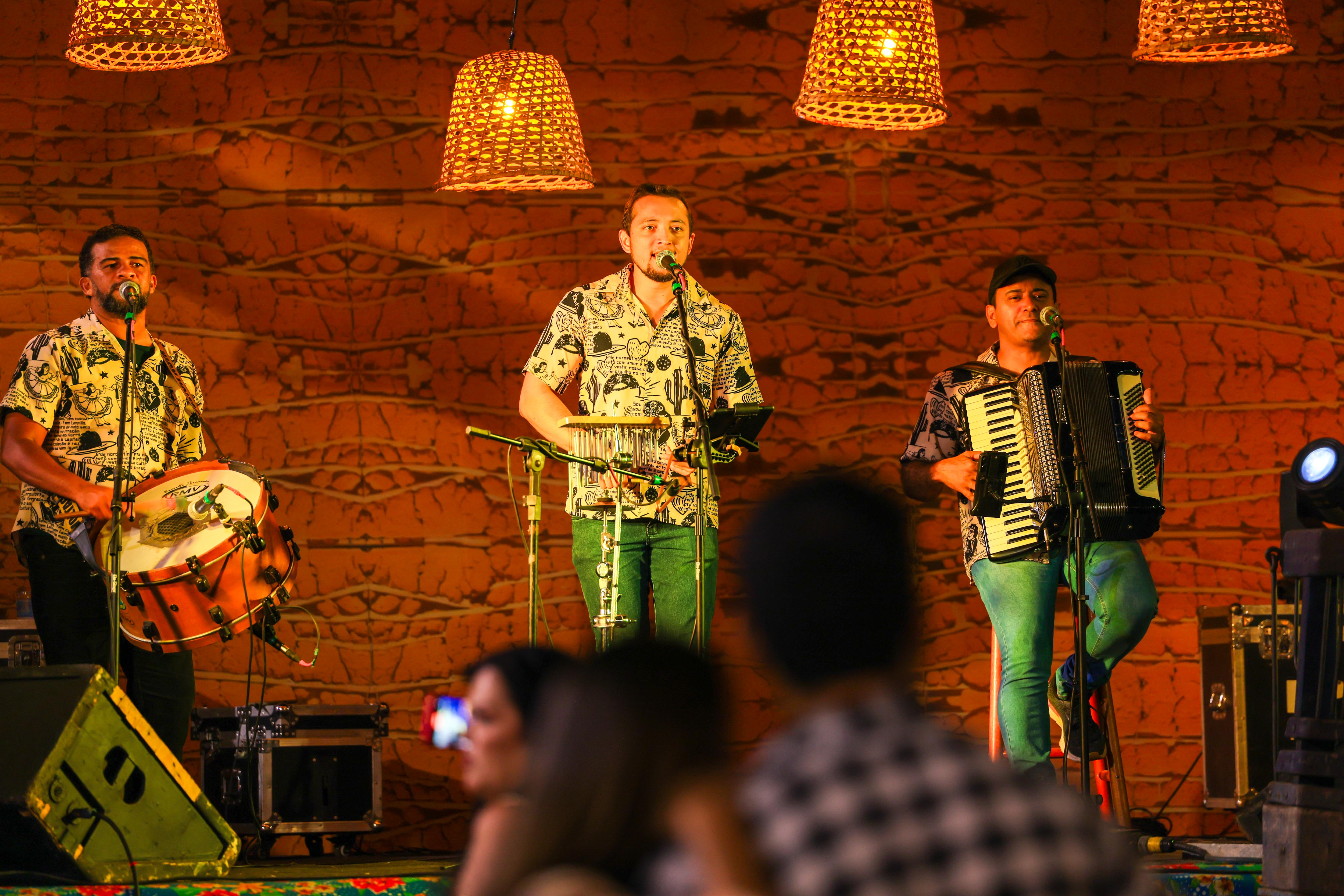 Trio Baião D2 levou muito forró e jovialidade ao público