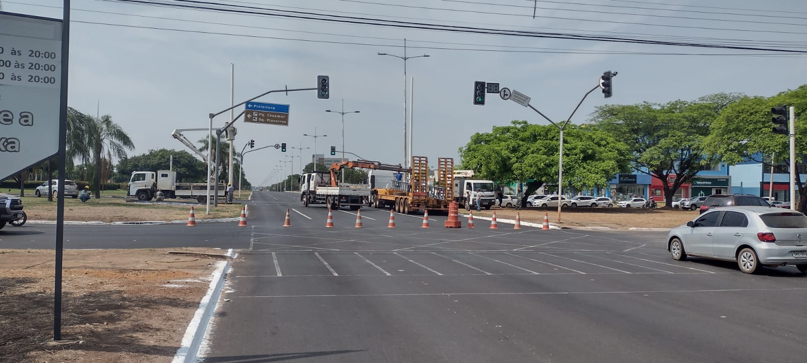 Sentido norte-sul da Teotônio Segurado é fechado para instalação de decoração de Natal nesta segunda, 10