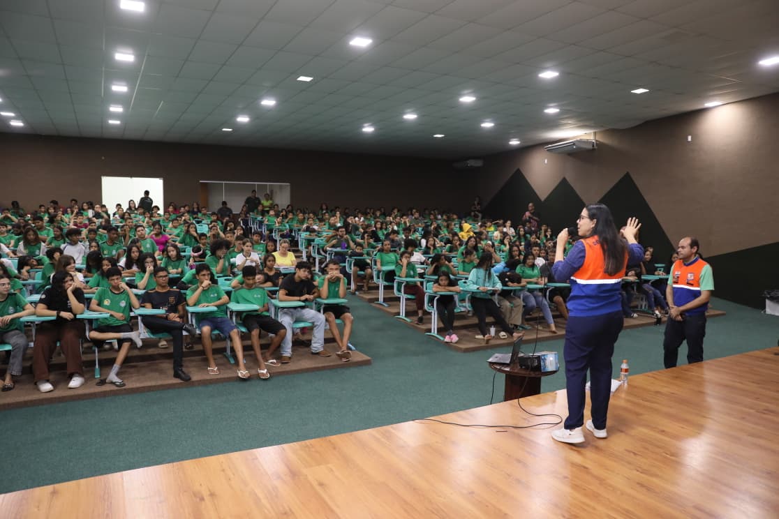 Educadora Social da Defesa Civil Flavia Lustosa e alunos da Escola de Tempo Integral Fidêncio Bogo