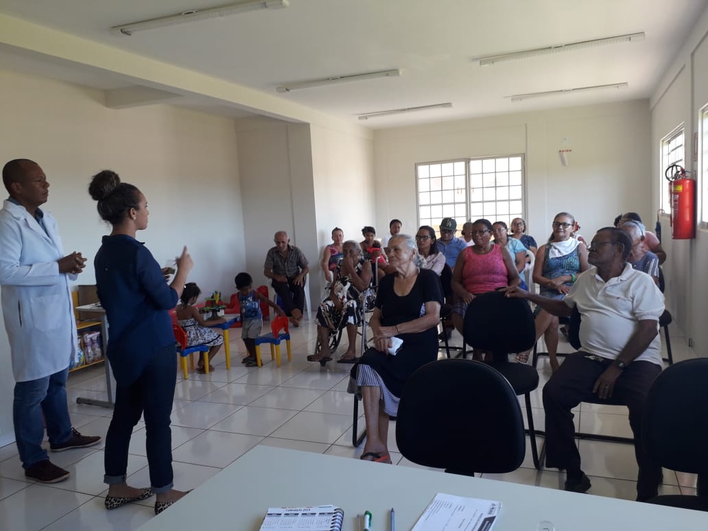 Cras da 407 Norte promove palestra sobre hipertensão e ensina os idosos a fabricarem sal de ervas