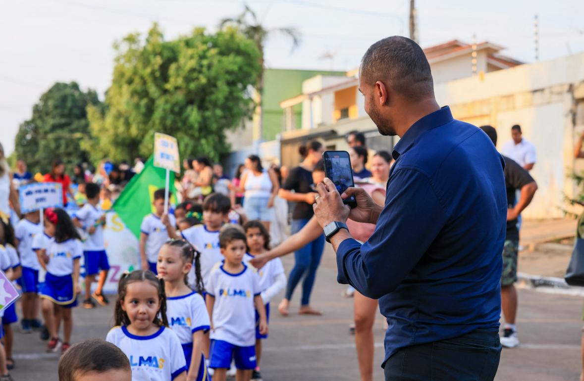 Celulares a postos e bem posicionados, pais e familiares das crianças do Cmei Amâncio de Moraes não perderam nenhum momento do desfile