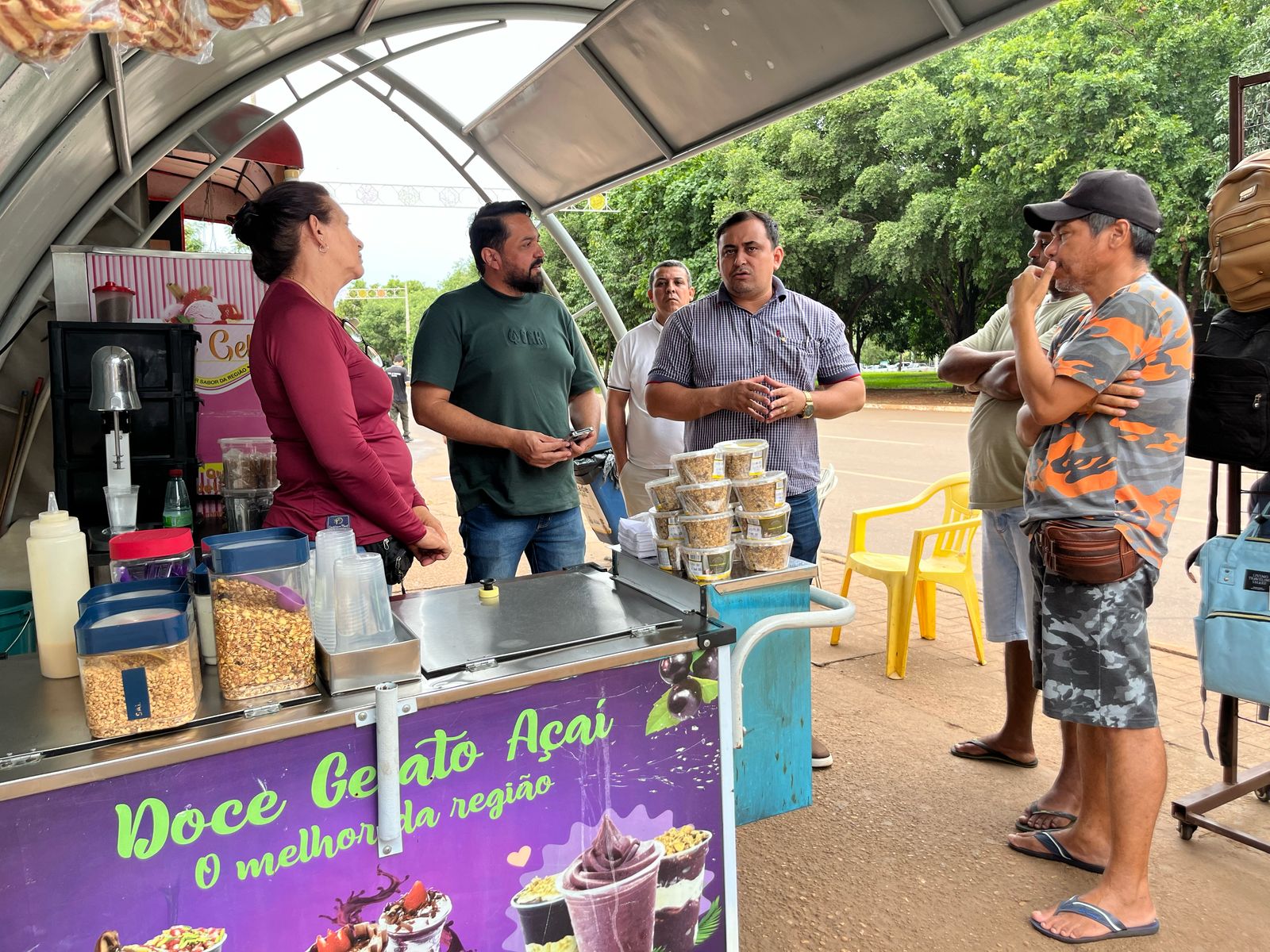 Secretário executivo da Sedeem, Fredson Rocha, e o superintendente de Empreendedorismo e Inovação, Irailson Cabral, em visita aos comerciantes da Estação Apinajé