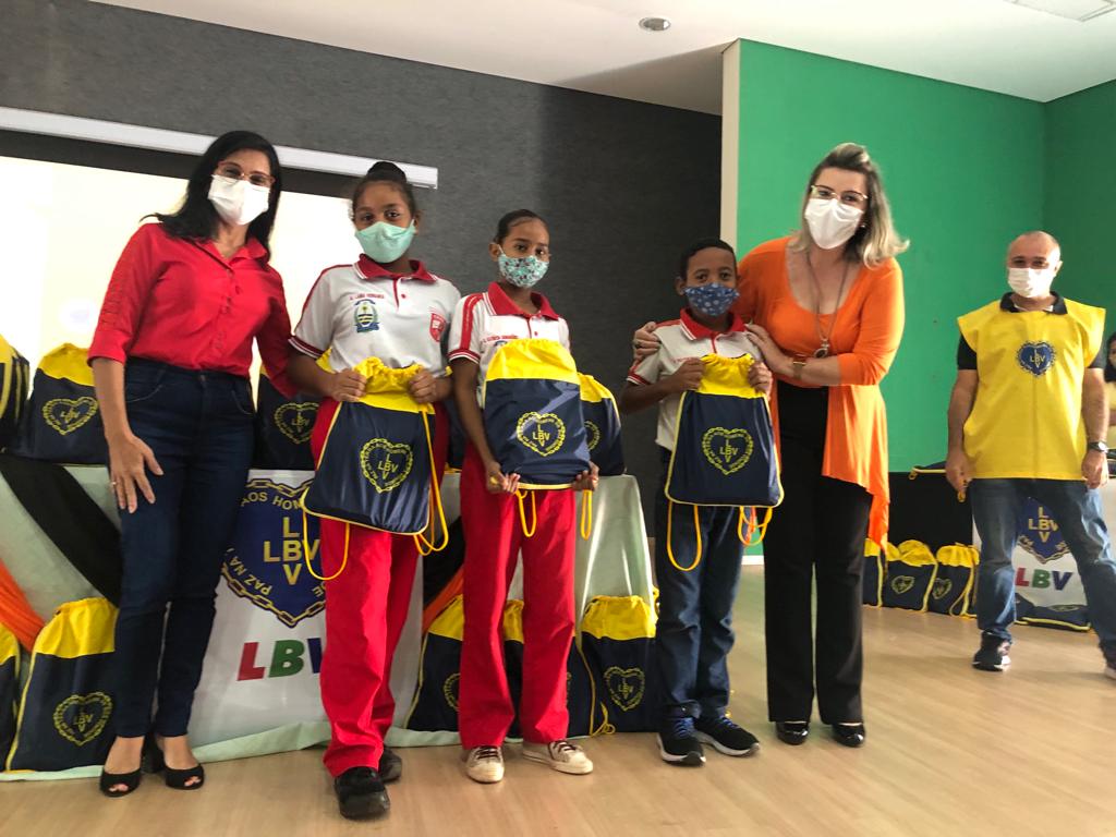 Alunos do município de Palmas recebem kits escolares da Legião da Boa Vontade