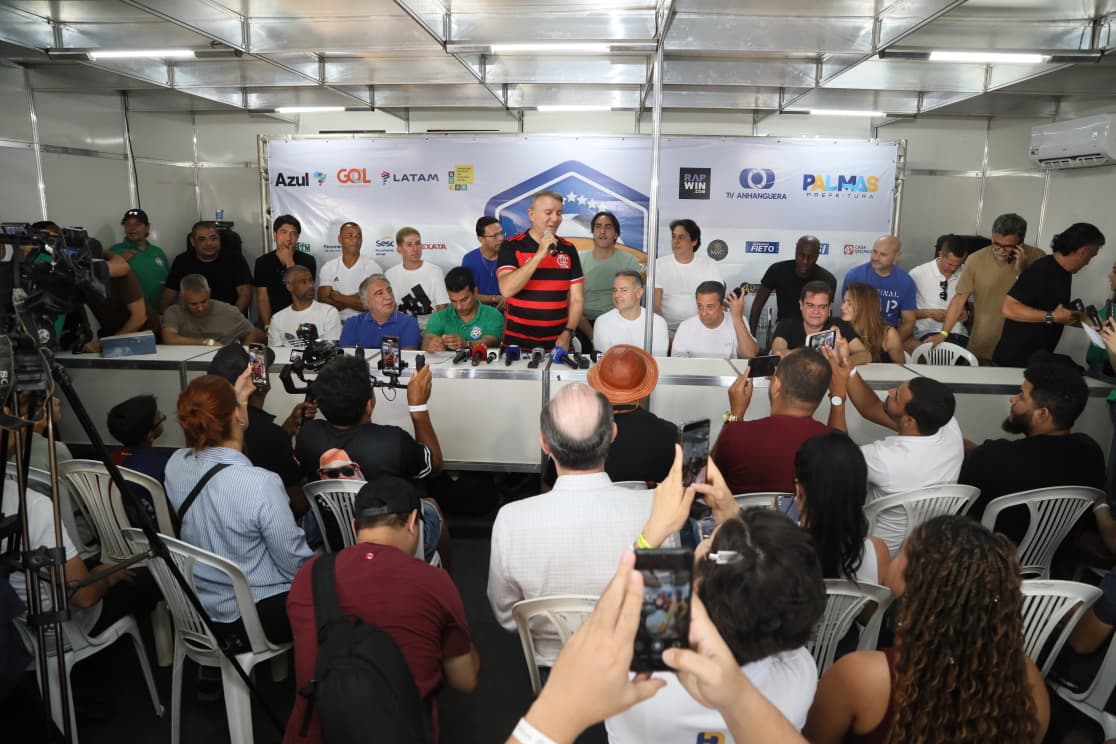 Prefeito Eduardo Siqueira durante coletiva de imprensa