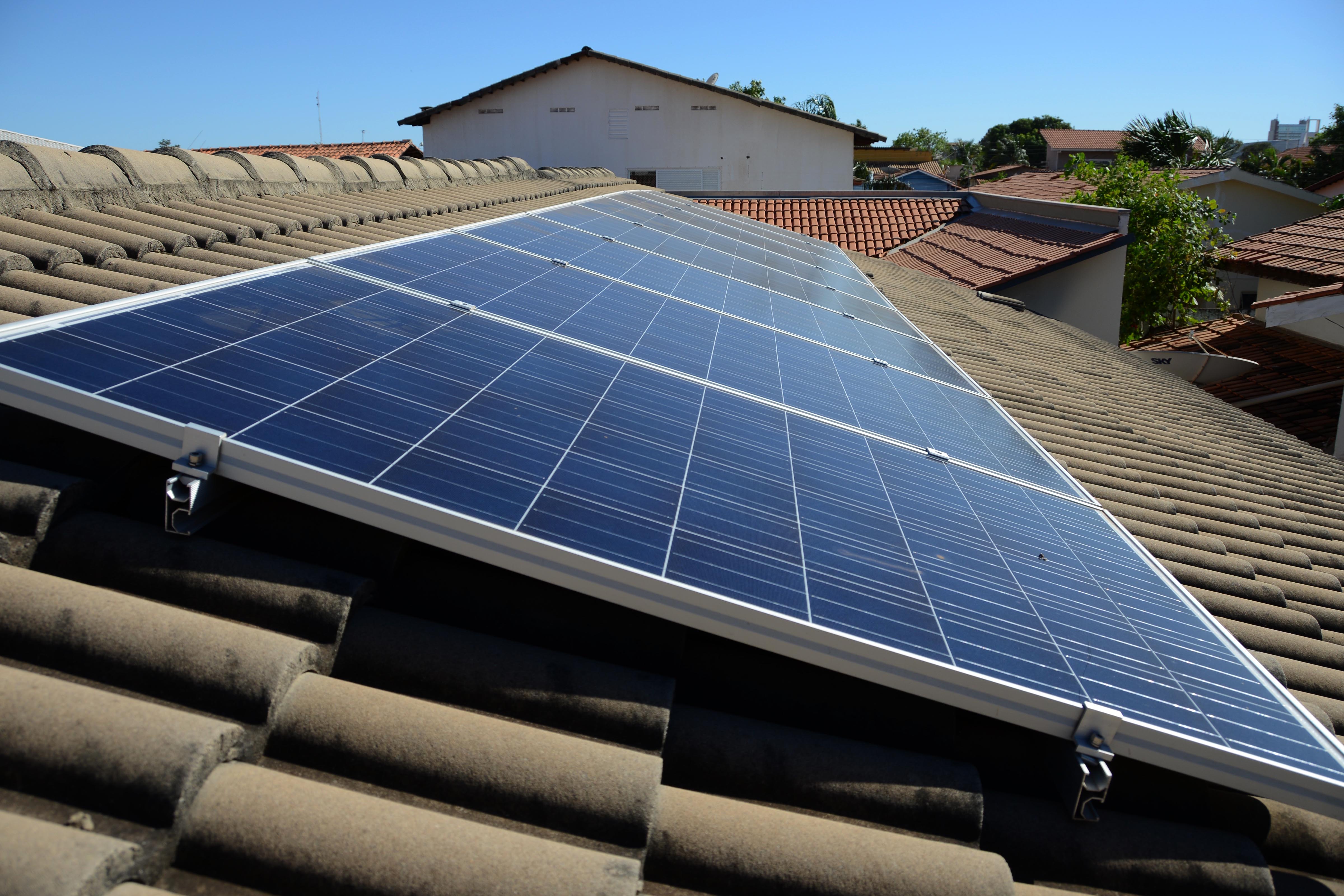 Curso de montagem de sistemas fotovoltaicos é oferecido gratuitamente a trabalhadores desempregados