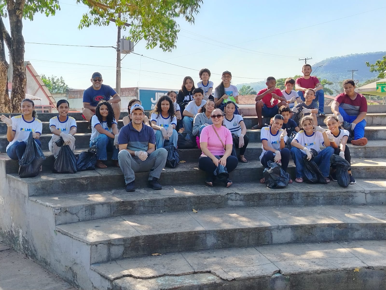 A iniciativa reuniu alunos, professores, servidores e famílias em uma grande mobilização de limpeza das ruas e praças