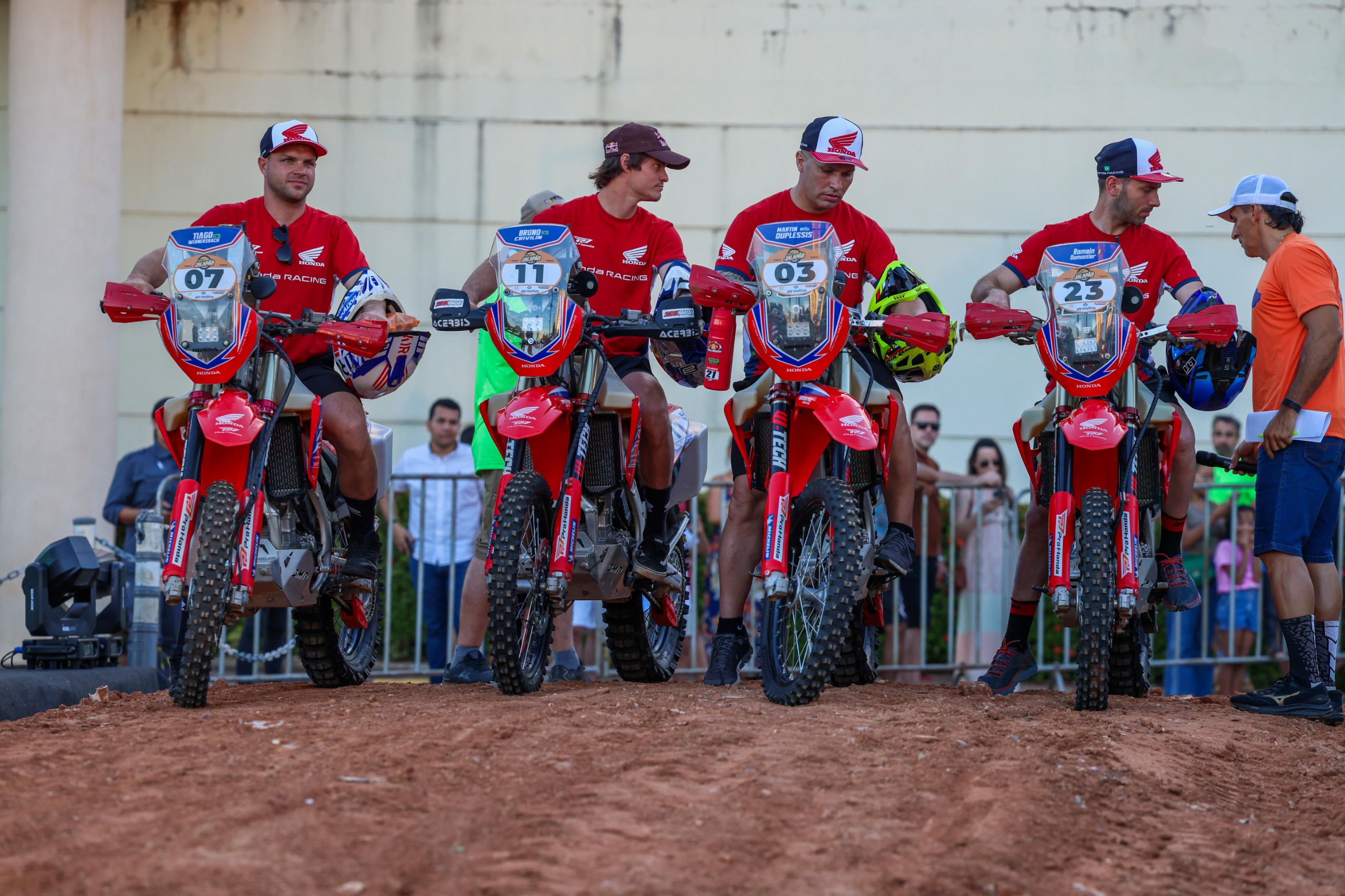 Competidores se apresentam durante largada promocional do 11º Rally Jalapão