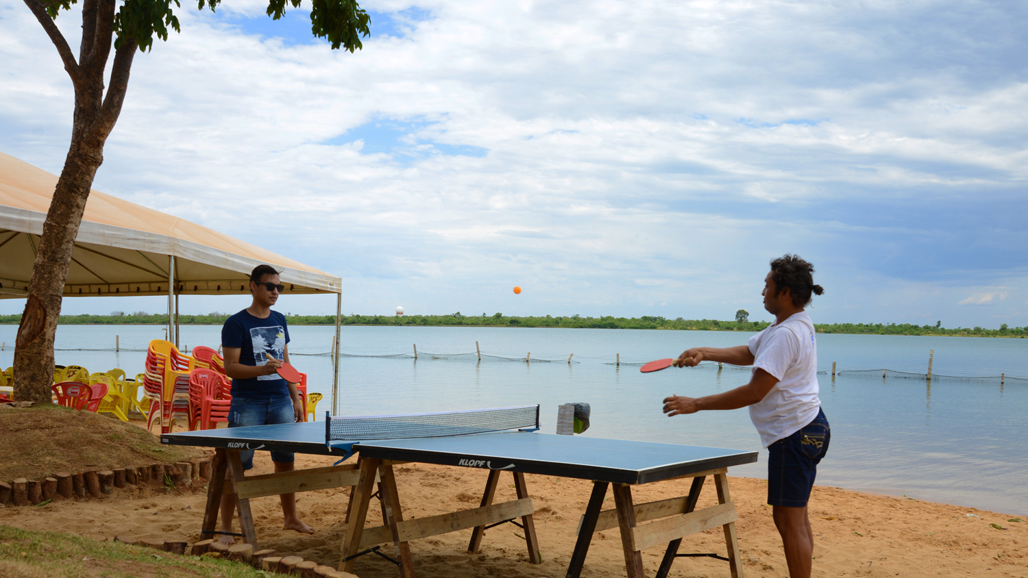 Beneficiários do Palmas que te Acolhe curtem dia de Lazer na Praia do Caju