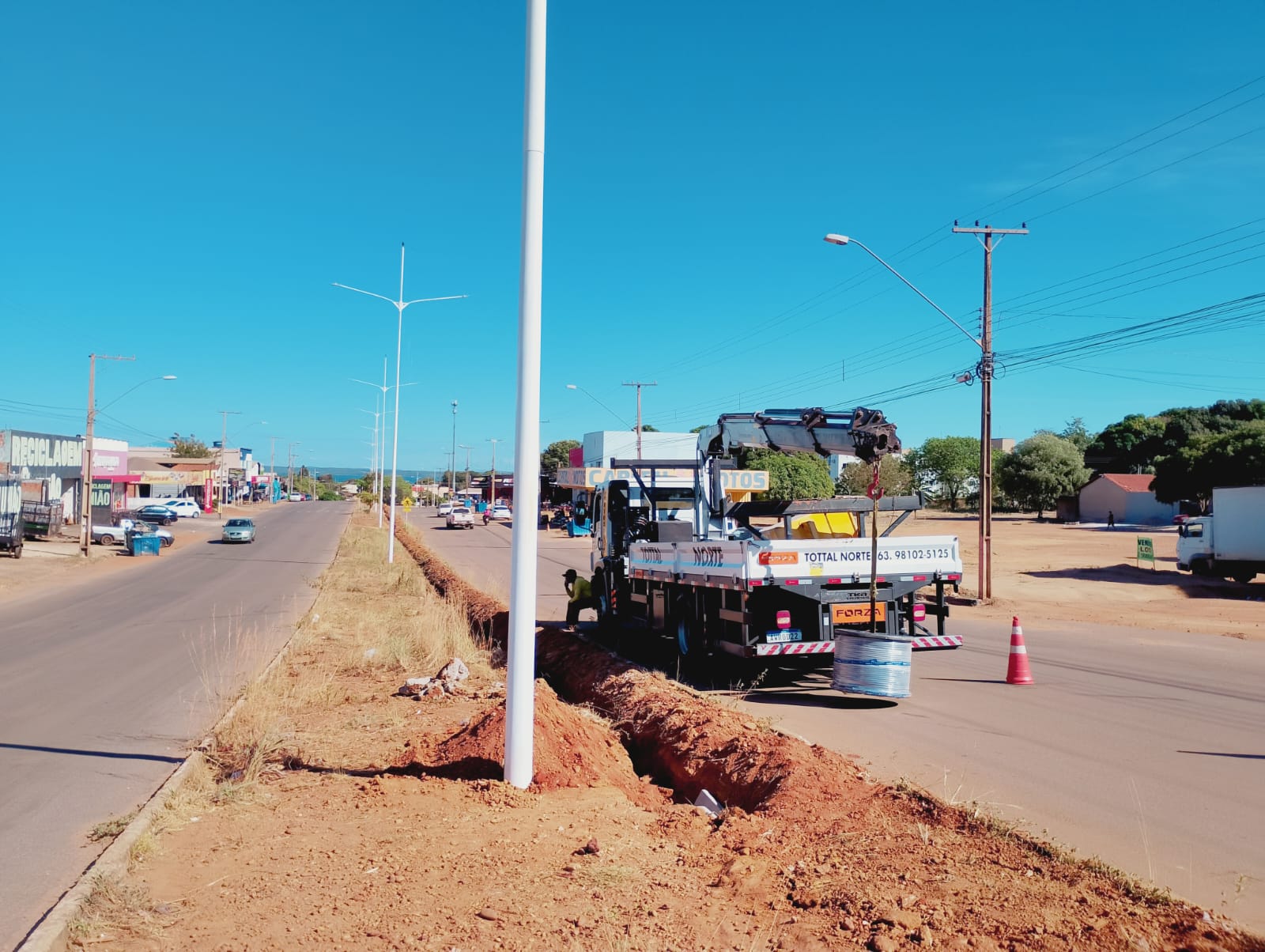 Equipes durante instalação da rede e postes para a nova iluminação