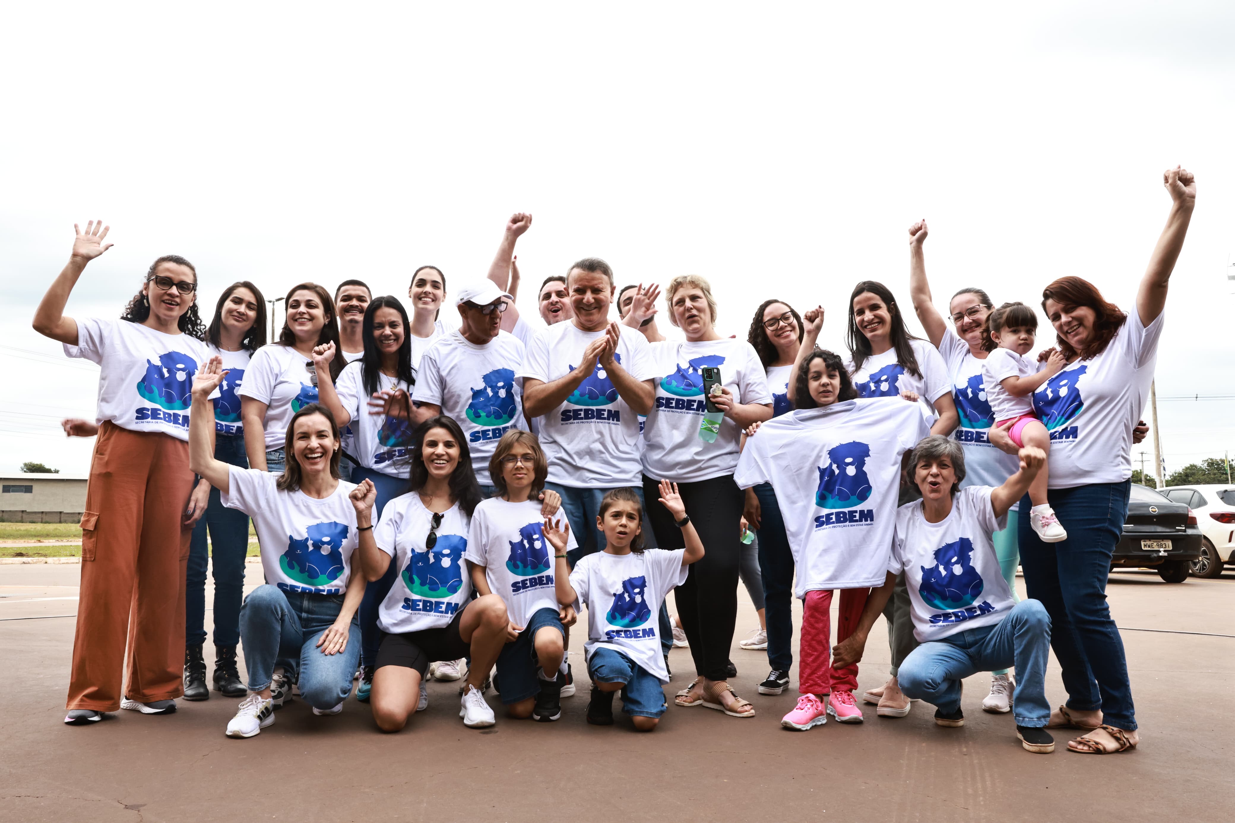 Gestores, servidores municipais e voluntários durante ação na região sul da Capital