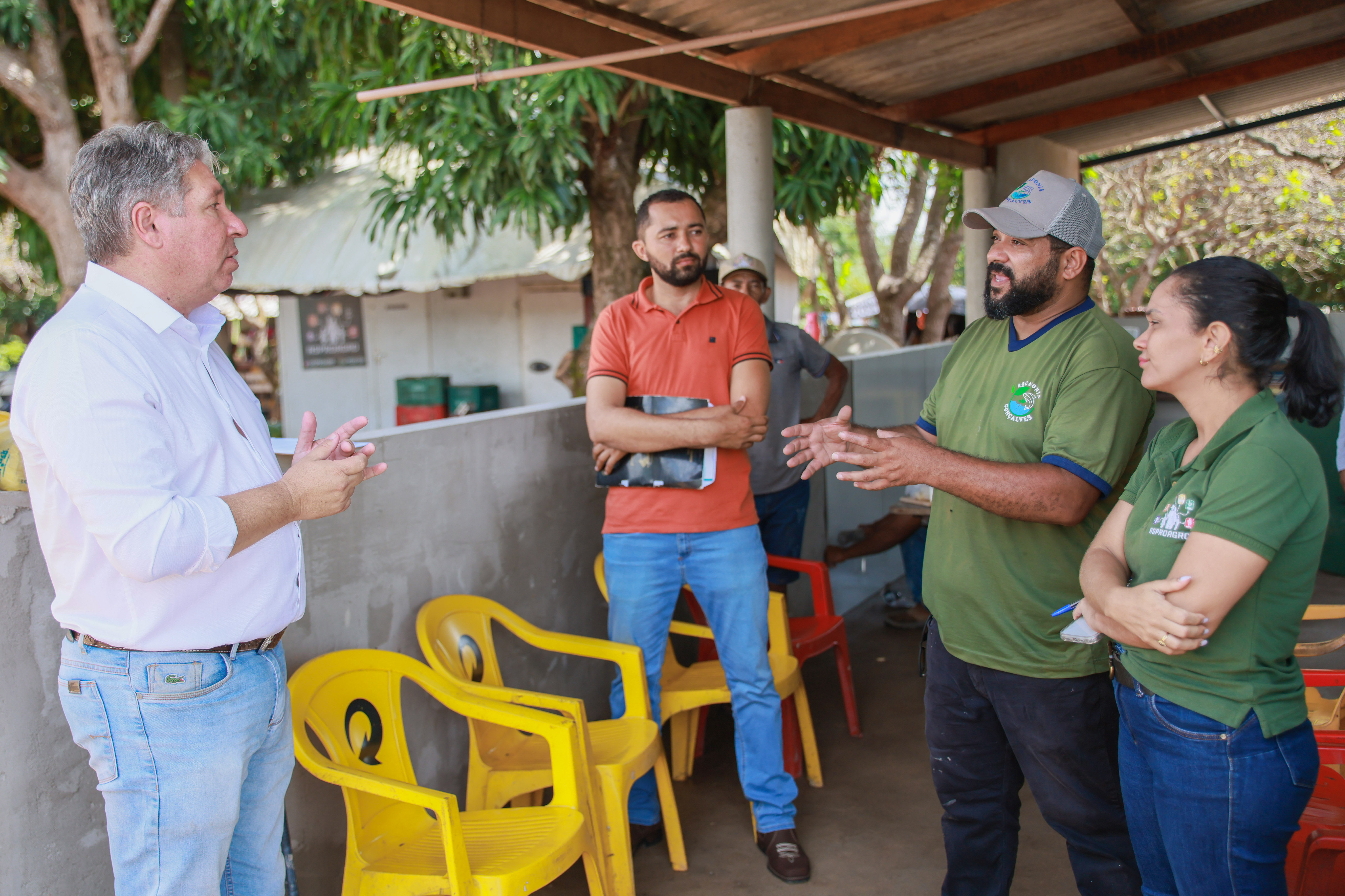 produzir 2.800 pacotes de hortaliças, sendo que 30 a 40% é vendido por comercio direto, e o restante, vendemos através da Associação de Agricultura Familiar, devido ao CAF”