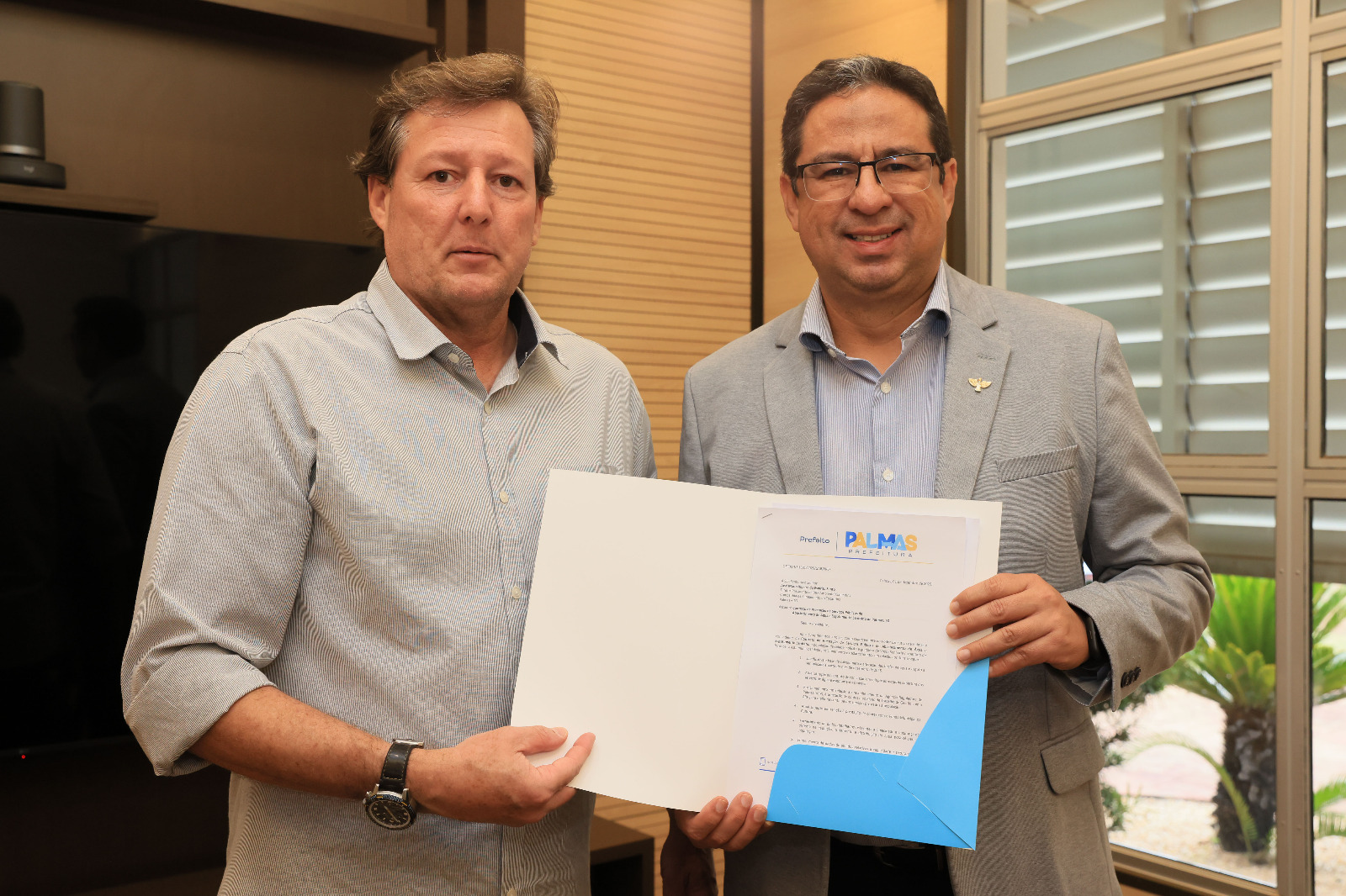 Secretário de Comunicação de Palmas, Elcio Mendes (à direita) entregou o ofício ao representante da BRK - Foto Lia Mara