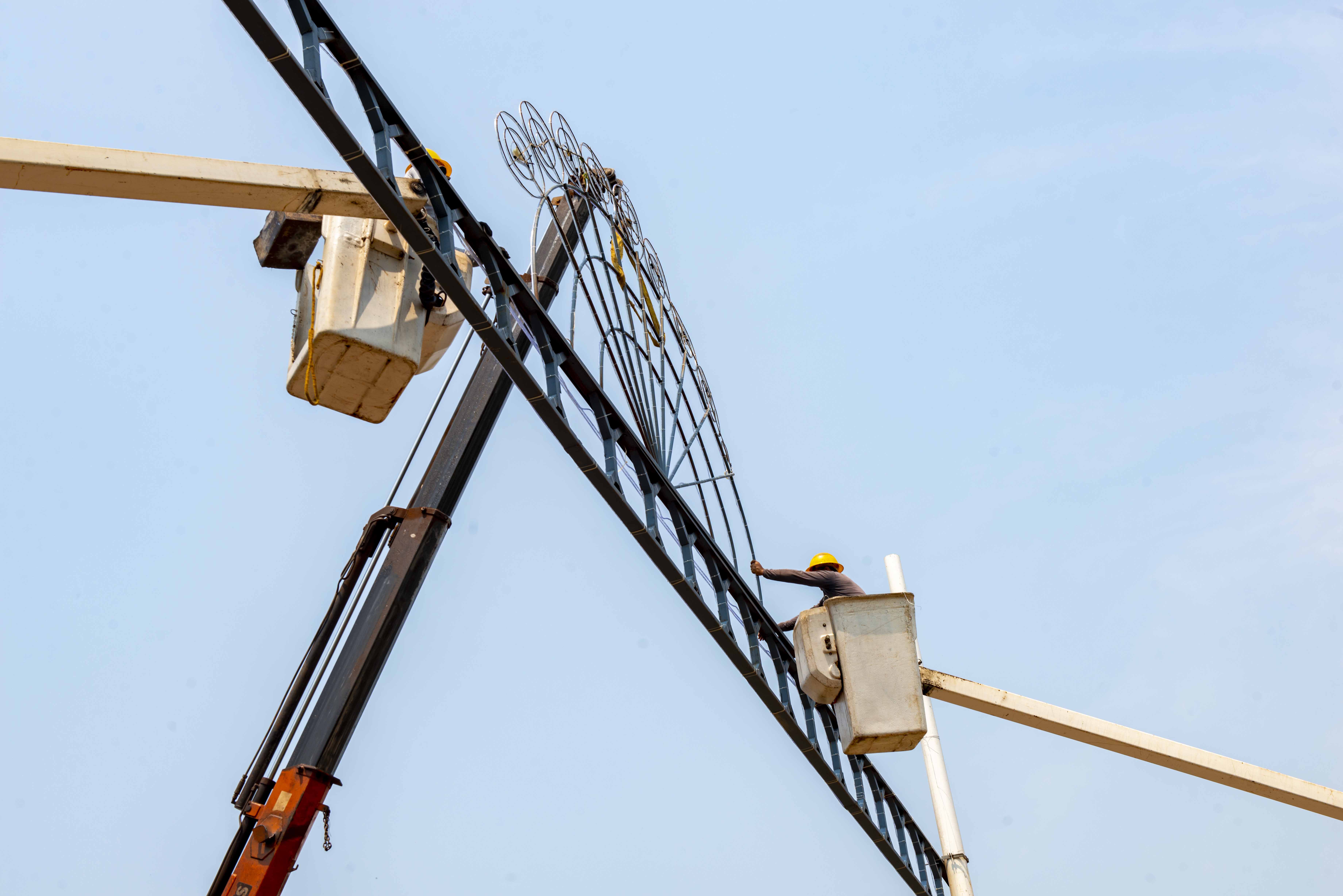 Avenida Teotônio Segurado recebe últimos portais decorativos nesta sexta-feira, 14