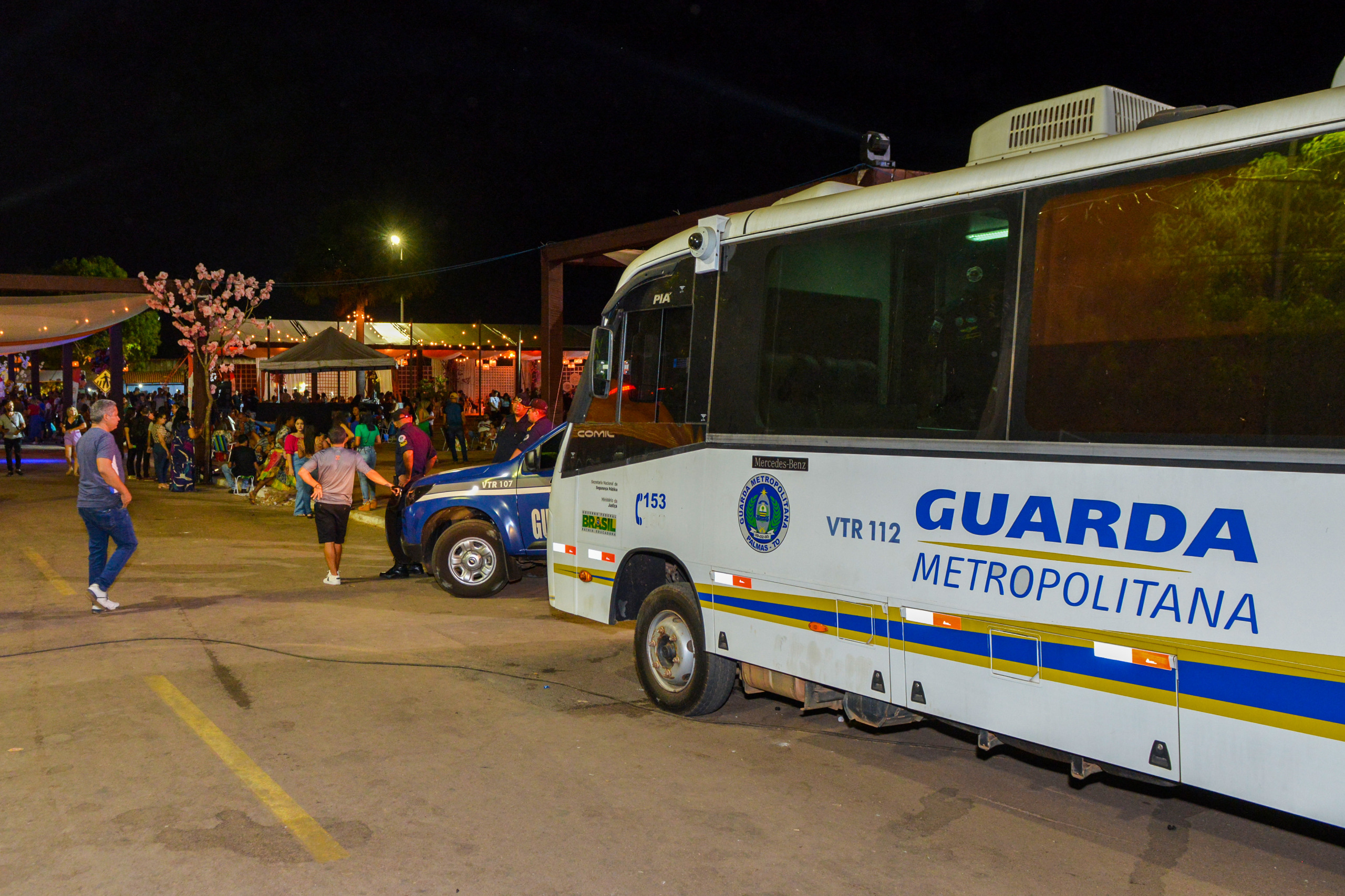 Ônibus de vídeo monitoramento, equipado com tecnologia que permite acompanhar em tempo real a movimentação do público
