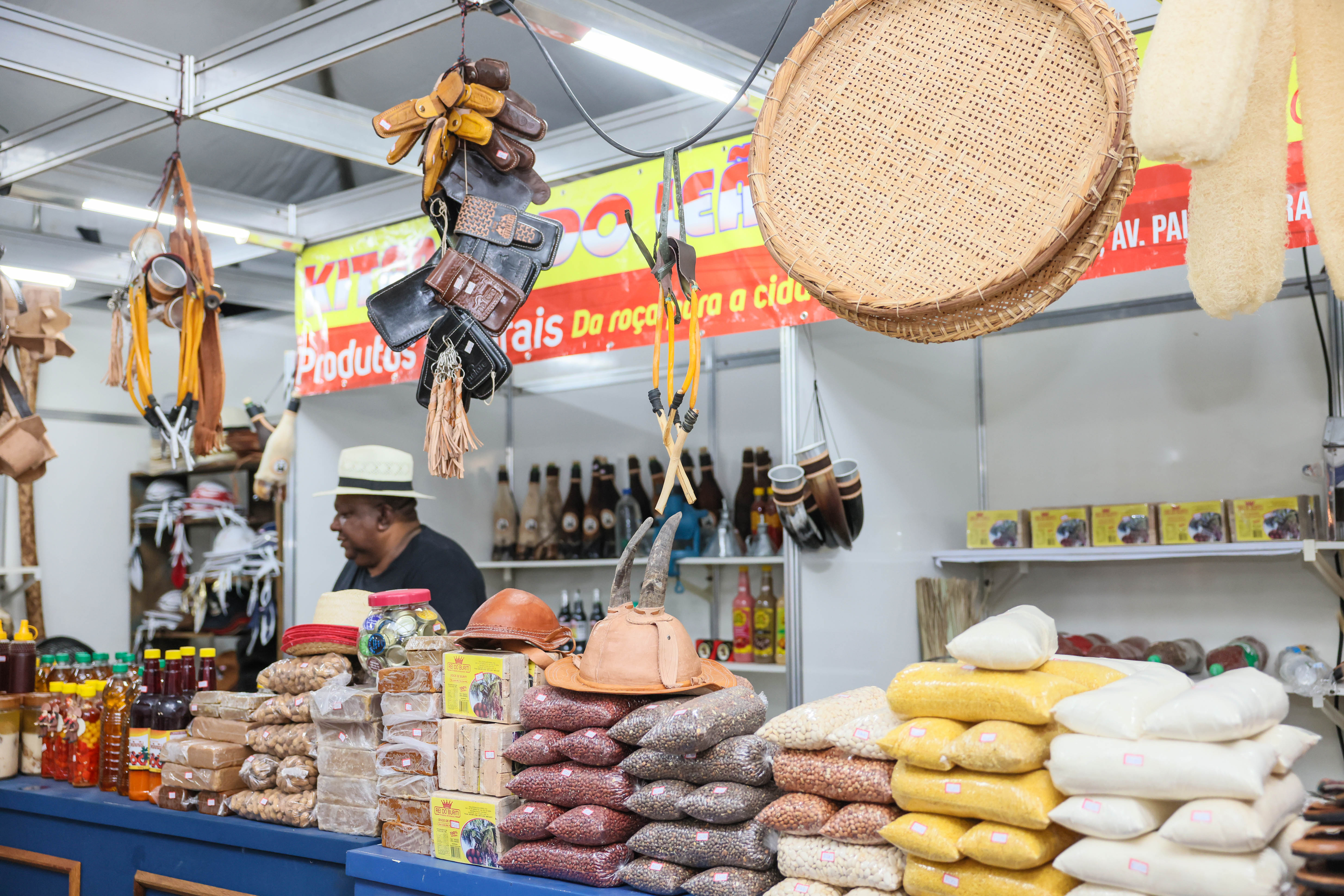 O ‘Mercadão de Palmas’ conta com 21 estandes onde é possível se comprar produtos e artesanatos diretos dos produtores rurais e artesões