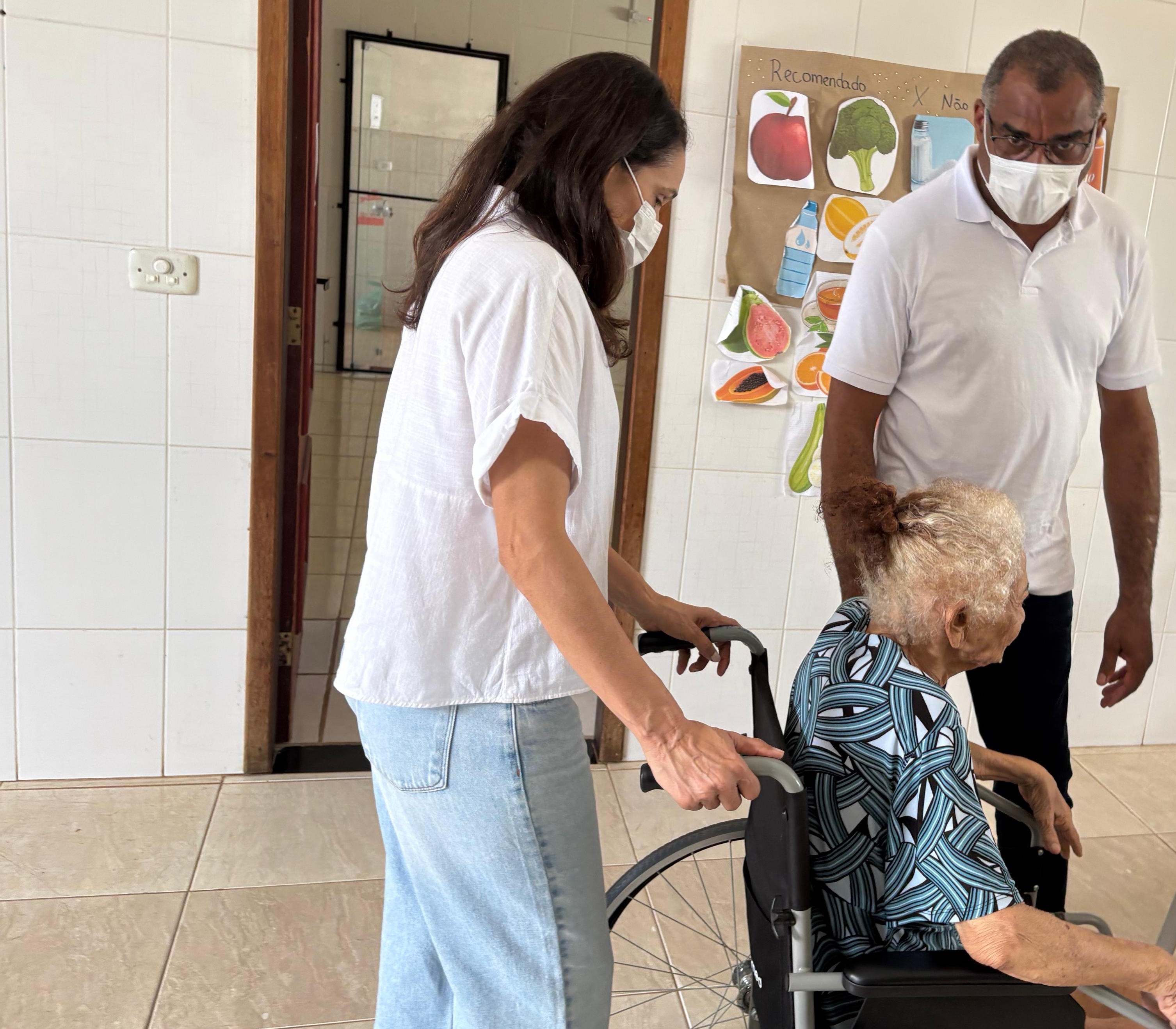 Secretária de Ação Social e da Mulher, Polyanna Siqueira Campos e o secretário-executivo, Amilson Rodrigues com idosa acolhida na instituição