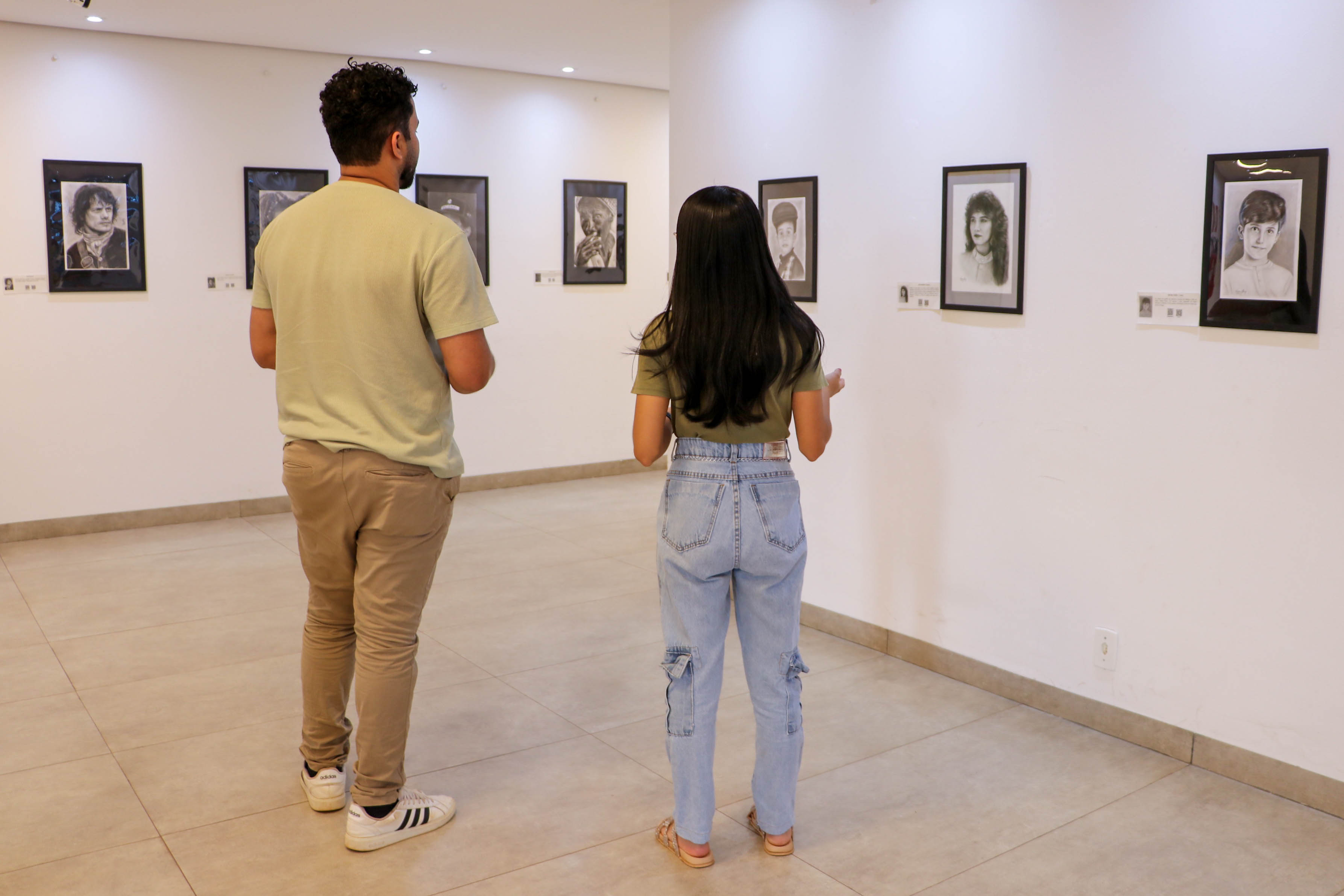 Os 35 desenhos realistas que compõem a mostra ficarão expostos no Salão de Exposições do Espaço Cultural de Palmas até o dia 31 de setembro – Foto: Flávia Ruth/FCP