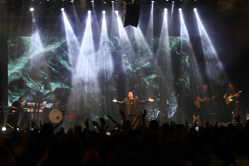 Fábio Júnior emociona fãs em show romântico no Festival Gastronômico de Taquaruçu