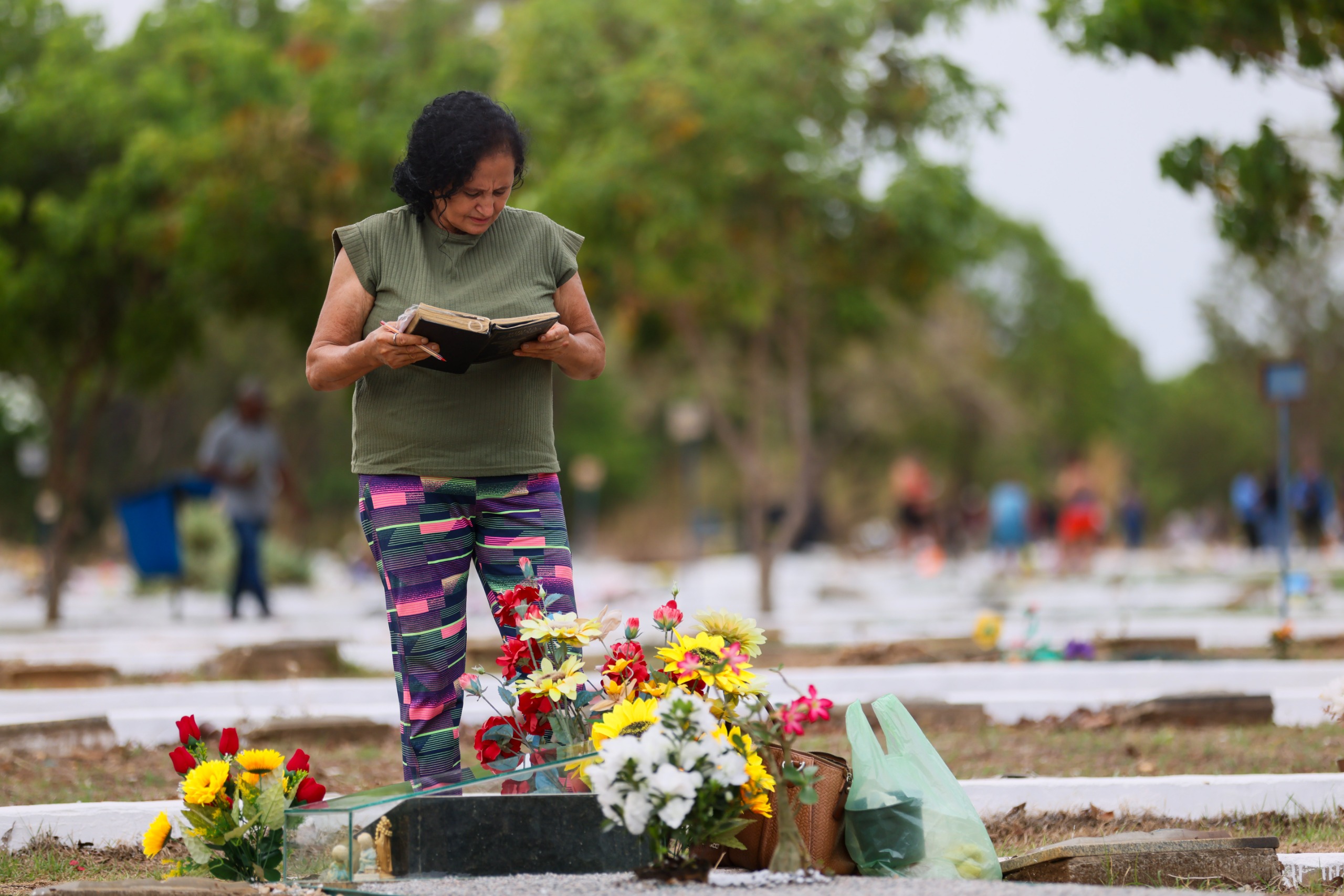 Veronice Nunes Bonfim, 62 anos, ficou satisfeita com a preparação do cemitério Jardim da Paz para o Dia de Finados