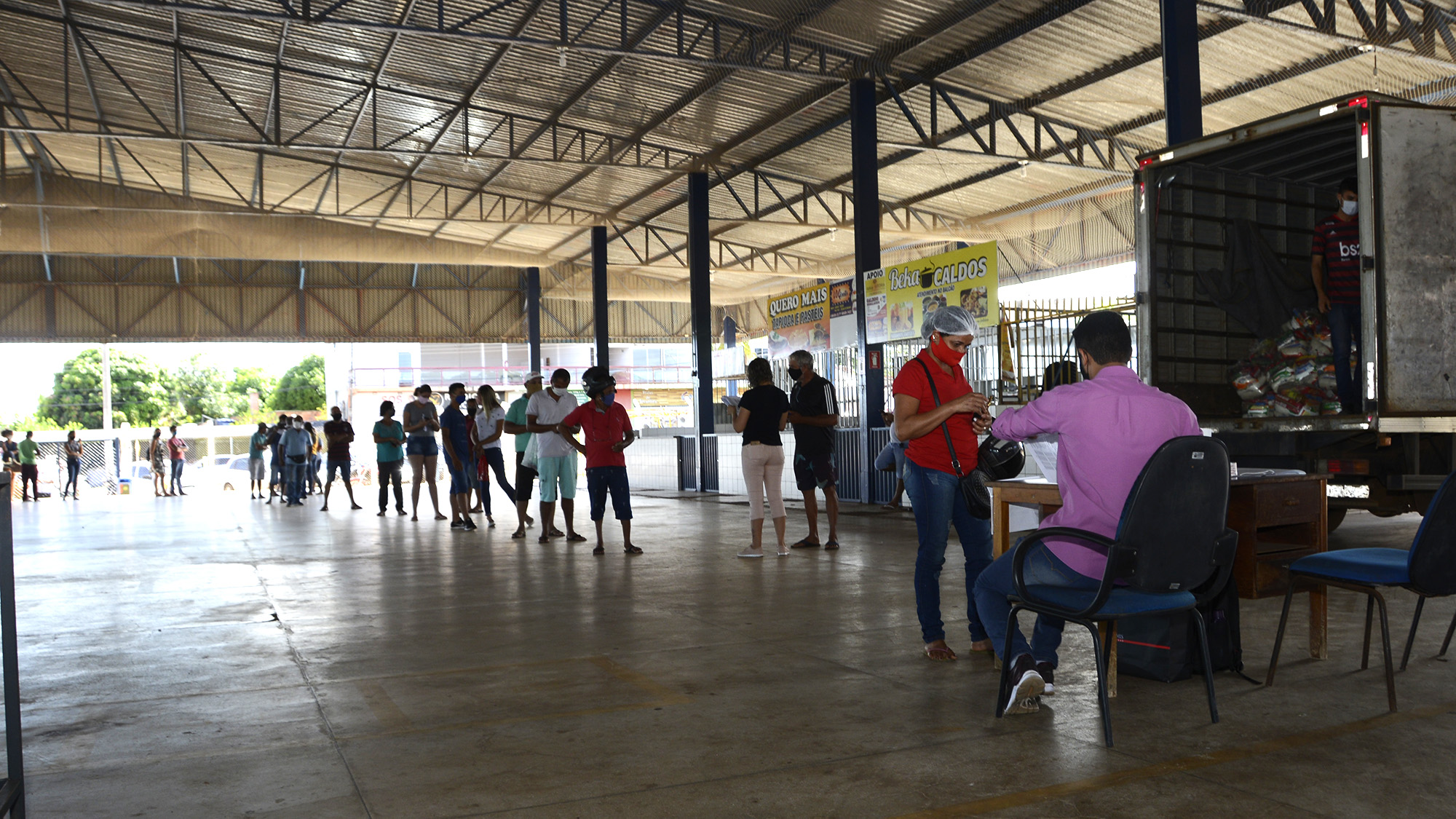 Trabalhadores com cadastro aprovado podem retirar o segundo kit alimentação criado pela Prefeitura de Palmas nesta quarta, 10