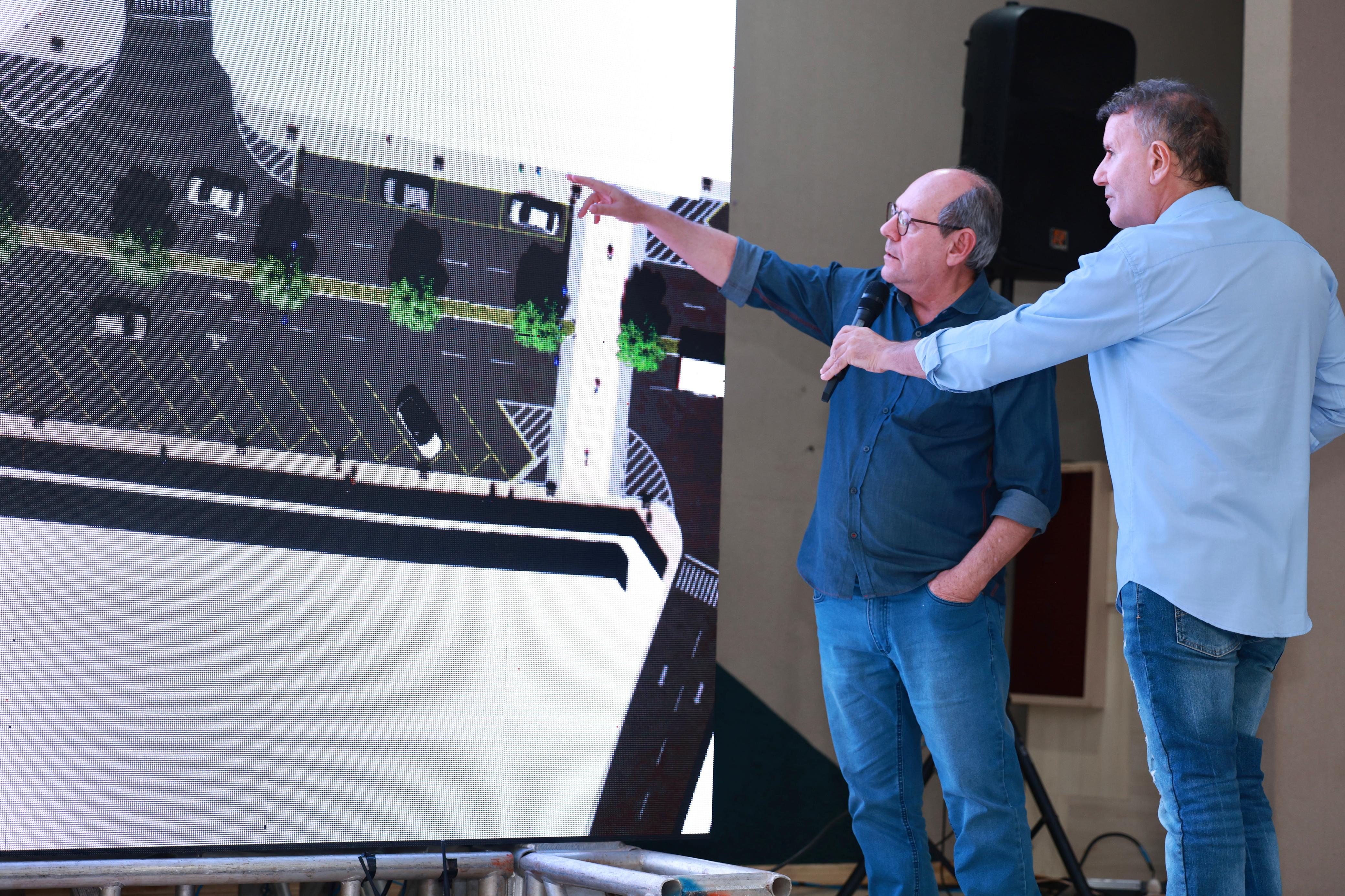 Prefeito Eduardo Siqueira Campos e secretário Ronaldo Dimas durante apresentação do projeto aos comerciantes no dia 24 de junho