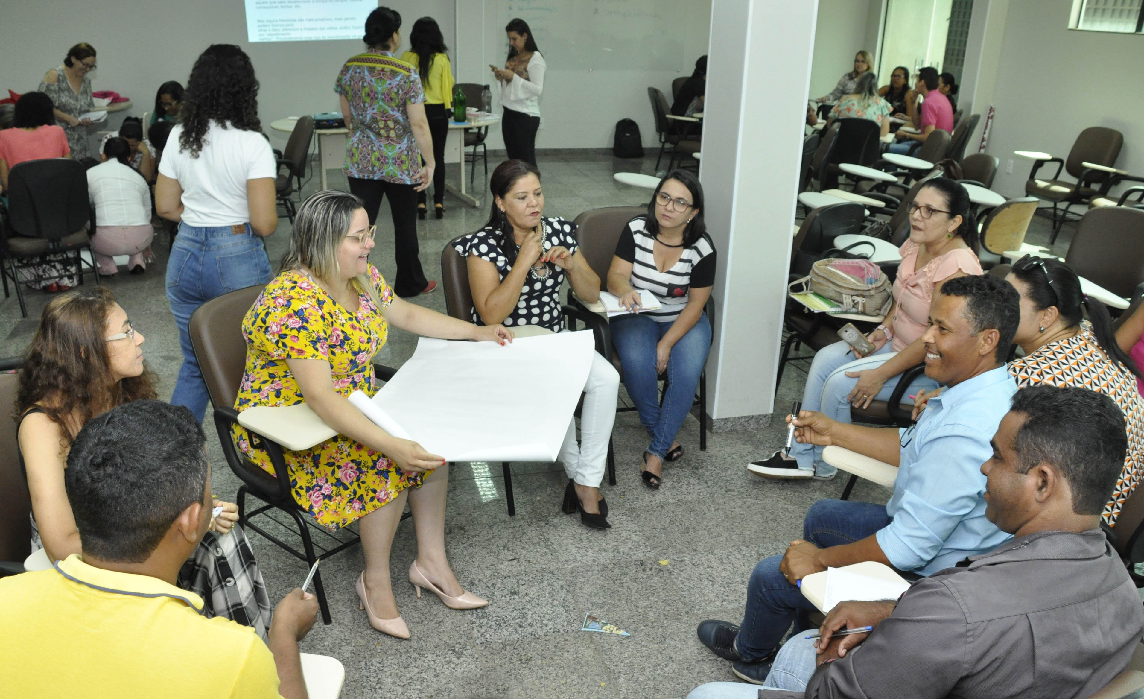 Gerentes das unidades de saúde trocam experiências durante oficina