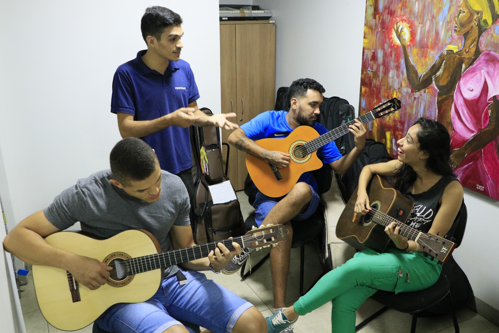 Dentre os diversos cursos gratuitos de iniciação artística oferecidos pela Fundação Cultural está o de violão