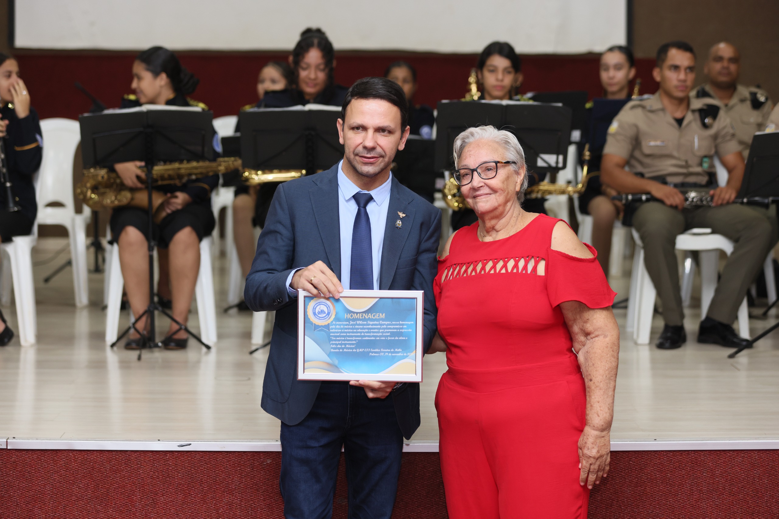 Carlos Júnior recebe das mãos da esposa do major Oscarlino  homenagem ao ex-governador José Wilson Siqueira Campos -  Foto: Francisco Barros