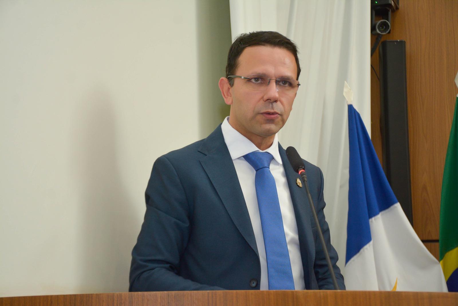 Carlos Júnior representa o prefeito Eduardo Siqueira Campos em sessão solene do Dia do Corretor de Imóveis