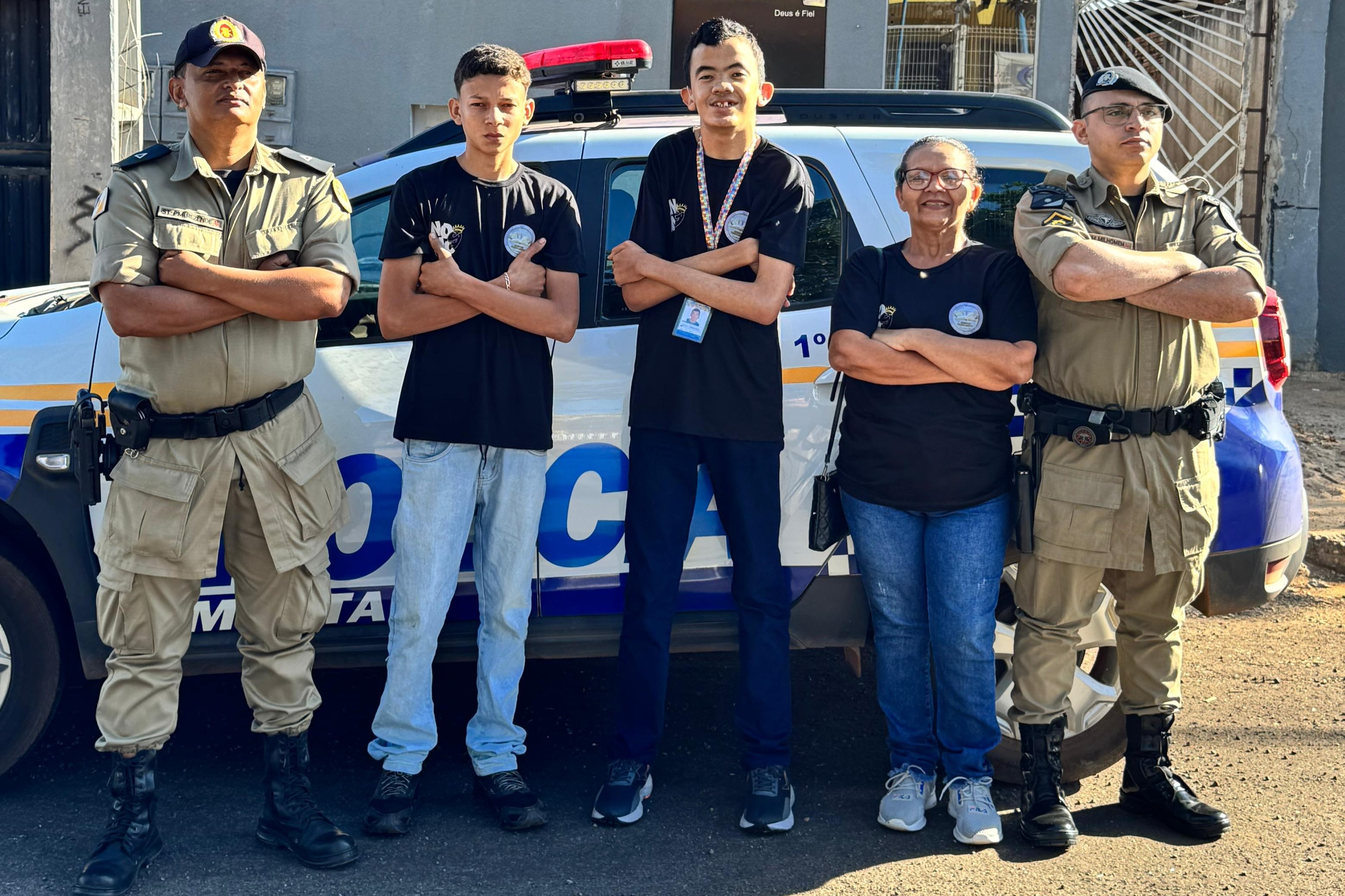 Alunos foram acompanhados pela professora Cleide Martins que articulou a visita junto ao Batalhão