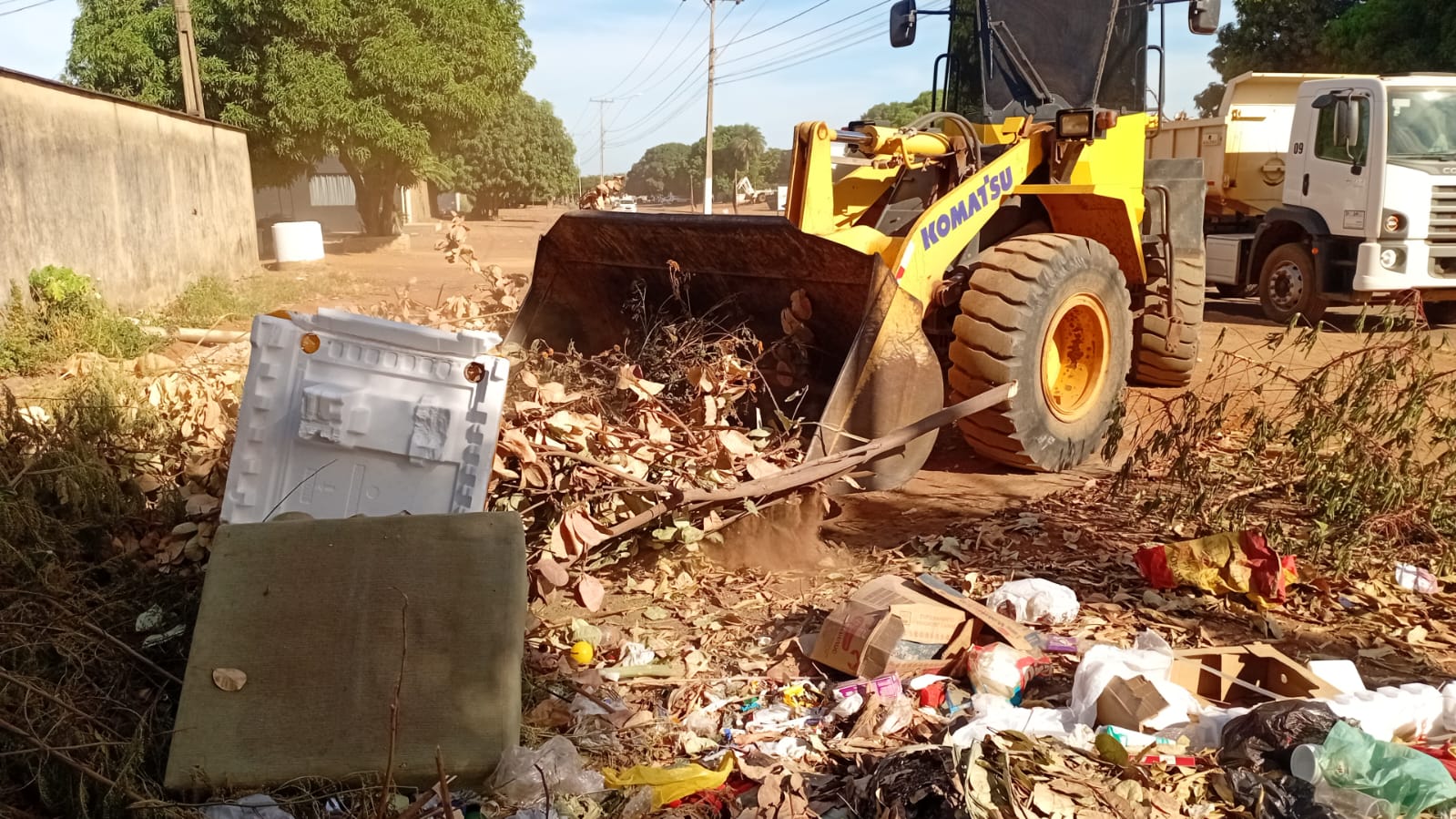 Retirada de entulhos na Avenida LO-25 com Avenida NS-02