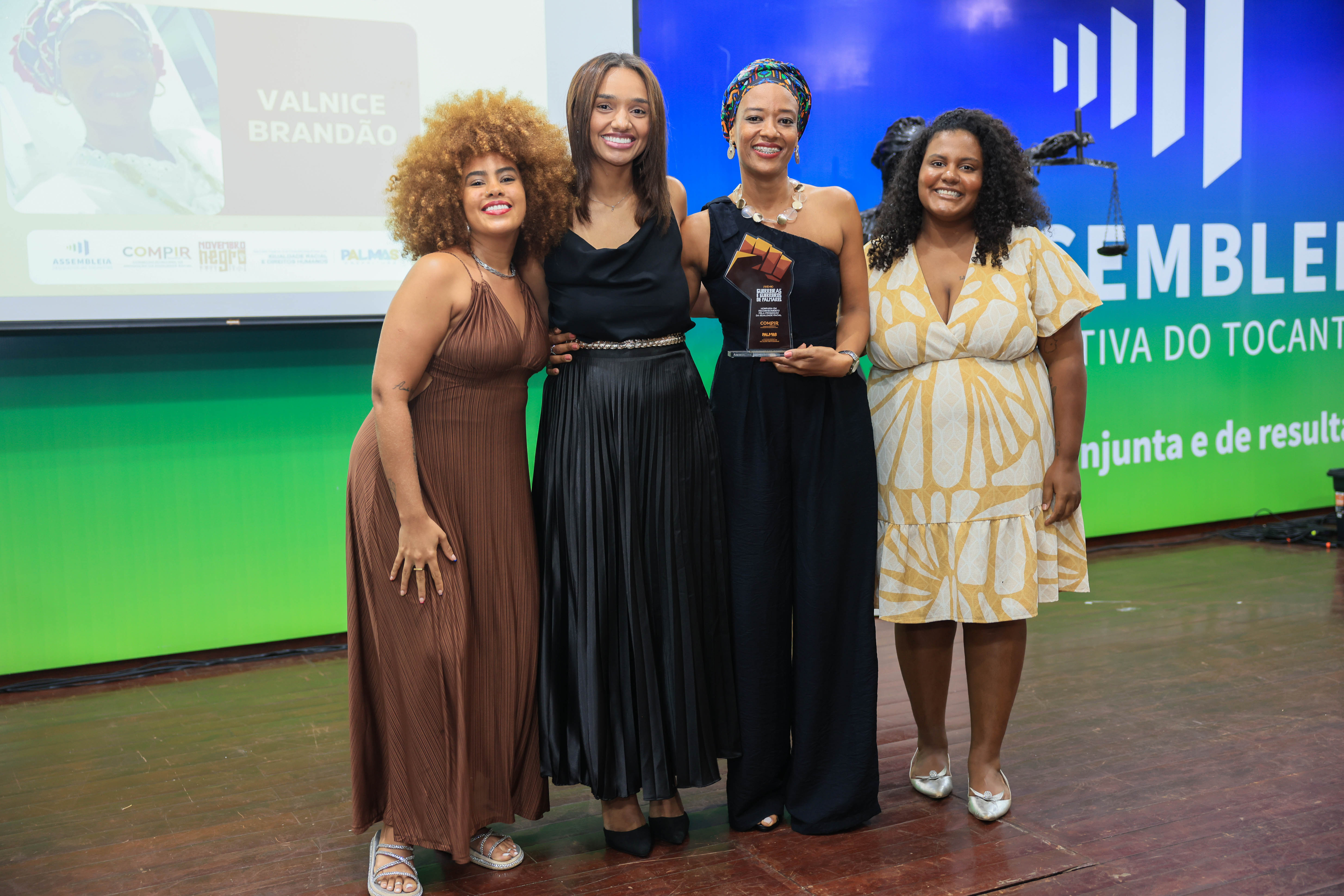 A categoria Projeto Antirracista, vencida pela Valnice Silva (Mestra Val), foi entregue pela secretária de estado da Igualgadade Racial, Larissa Rosenda.