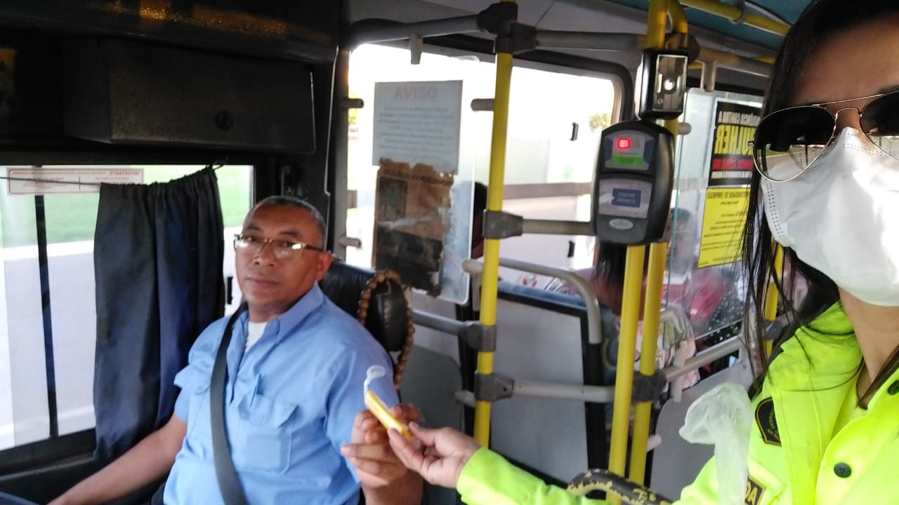 Ação solidária promovida por agentes de trânsito da Capital beneficia população com a doação de máscaras de proteção