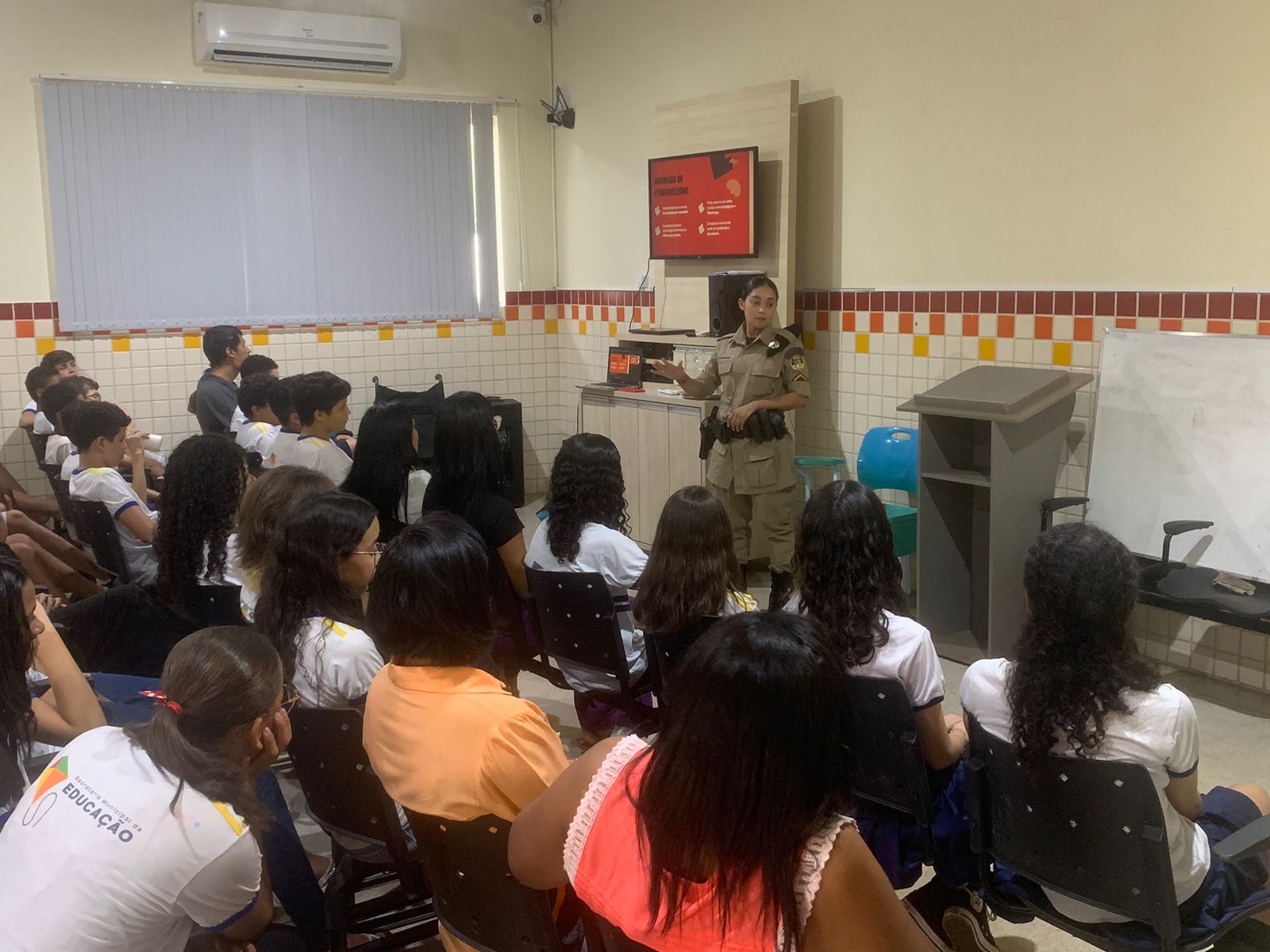 Palestra foi ministrada pela soldado Samanta da Silva Nepunuceno, instrutora do Proerd - Foto; Taygo Mello
