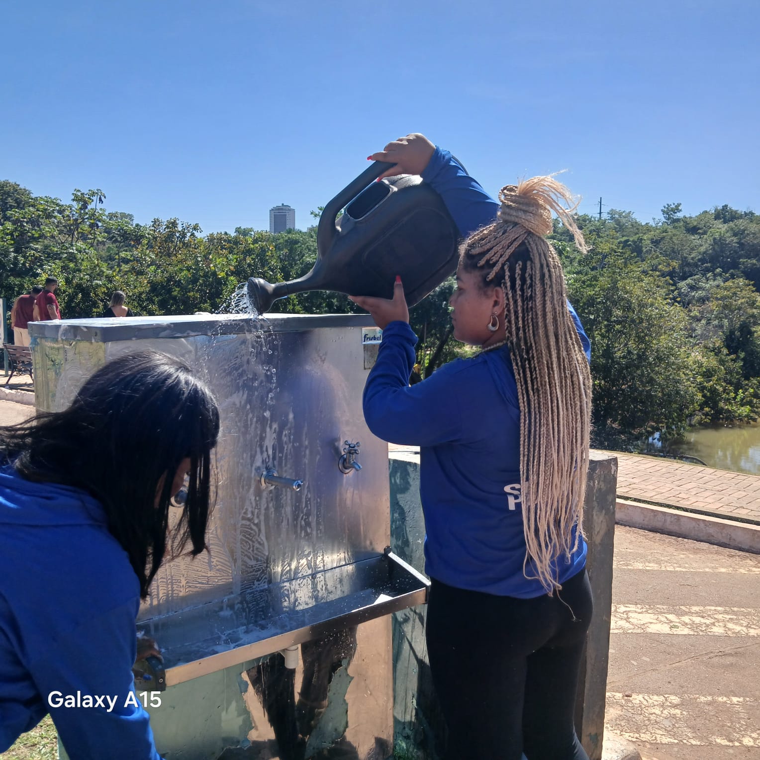 Limpeza no bebedouro do Parque Cesamar