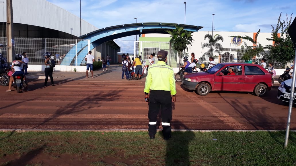 Agentes reforçam fiscalização de Trânsito nas portas das escolas