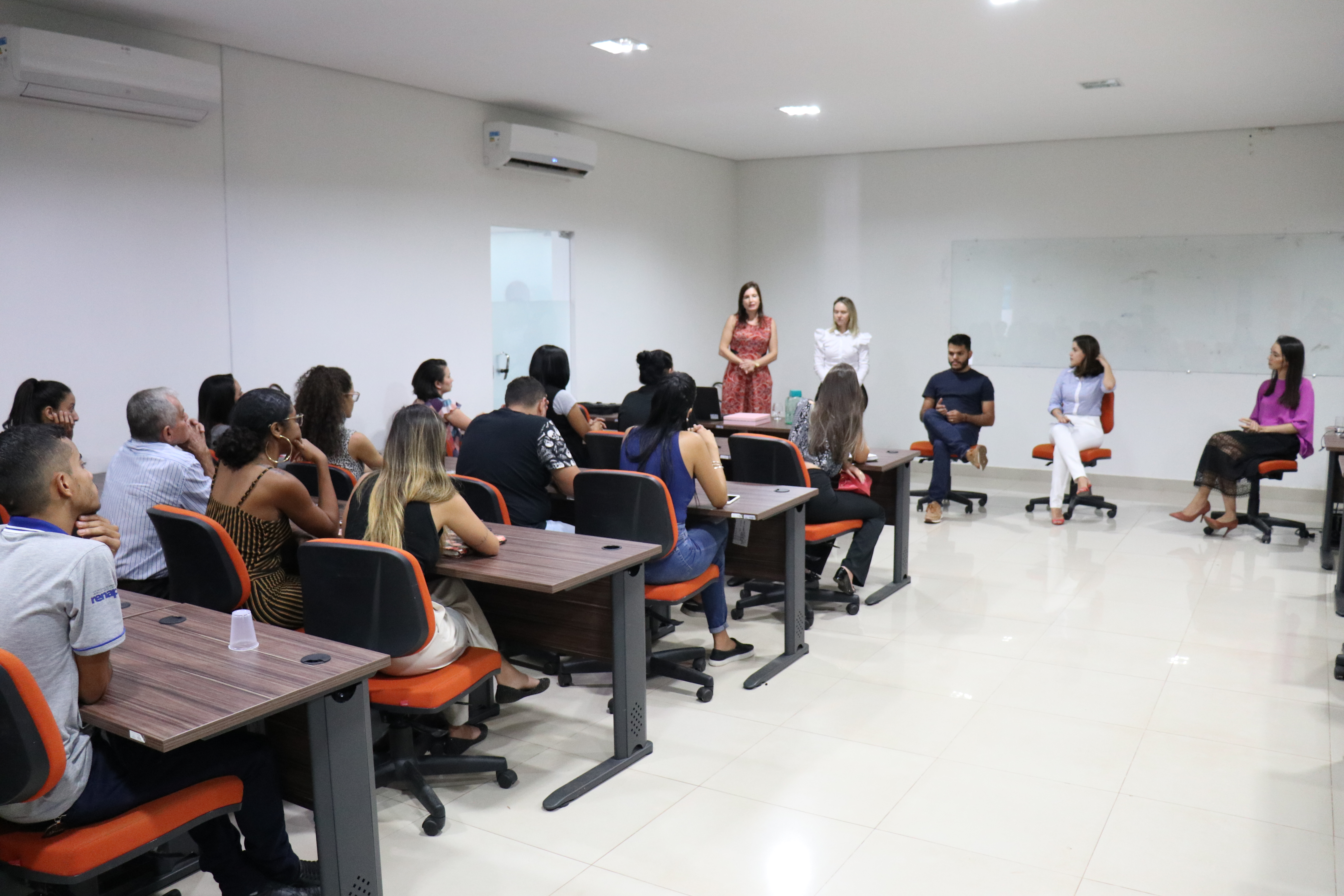 Bate-papo sobre marketing digital marca abertura de ciclo de palestras no IVM