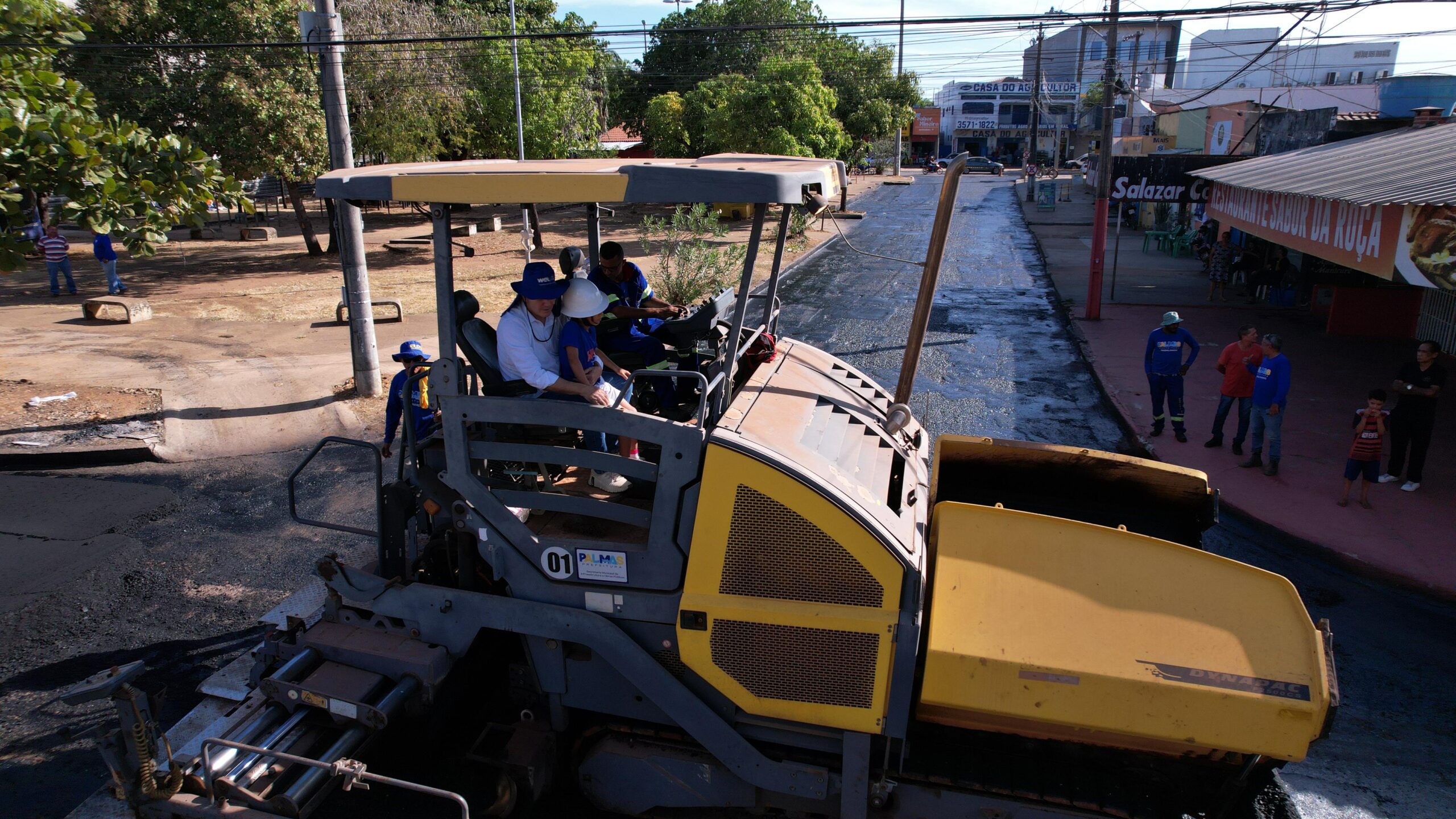 Prefeitura de Palmas executa serviços de recapeamento em avenida comercial de Taquaralto
