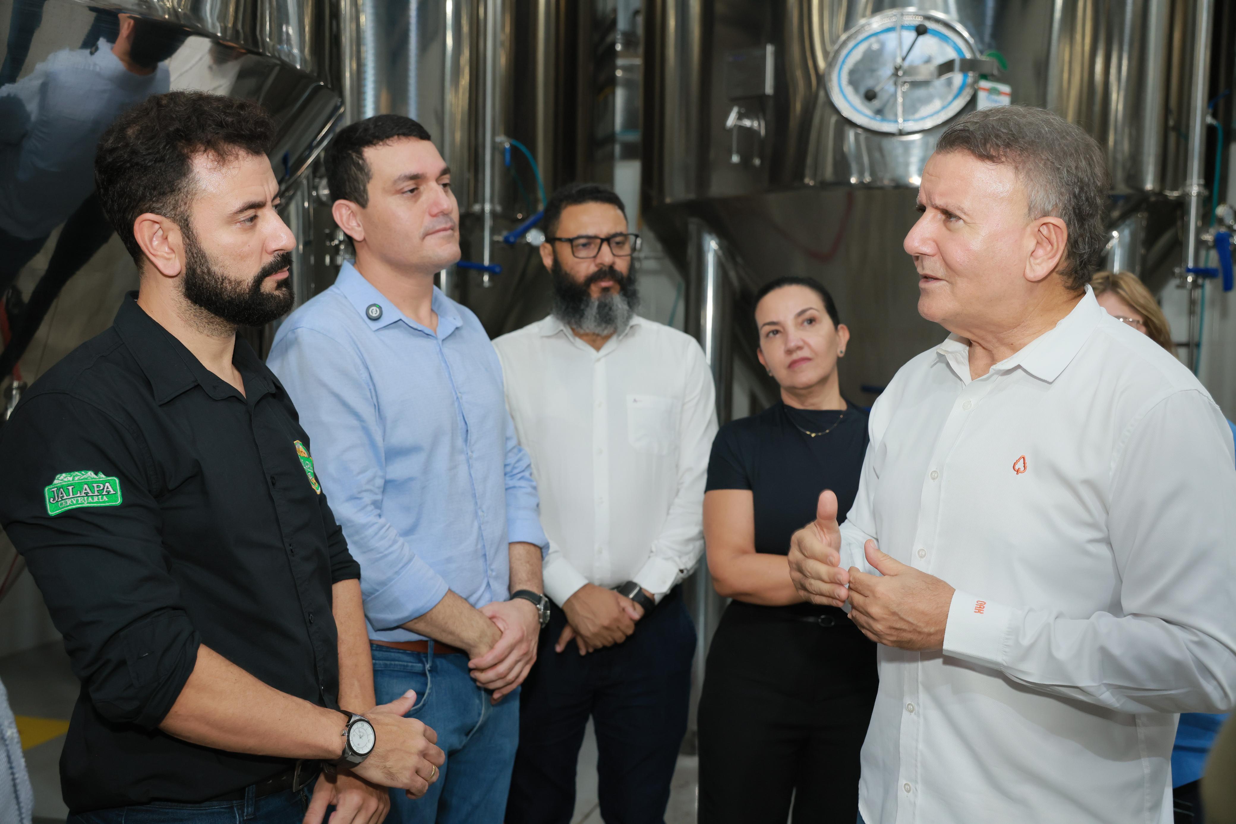 Eduardo Siqueira Campos conhece as instalações da cervejaria Jalapa