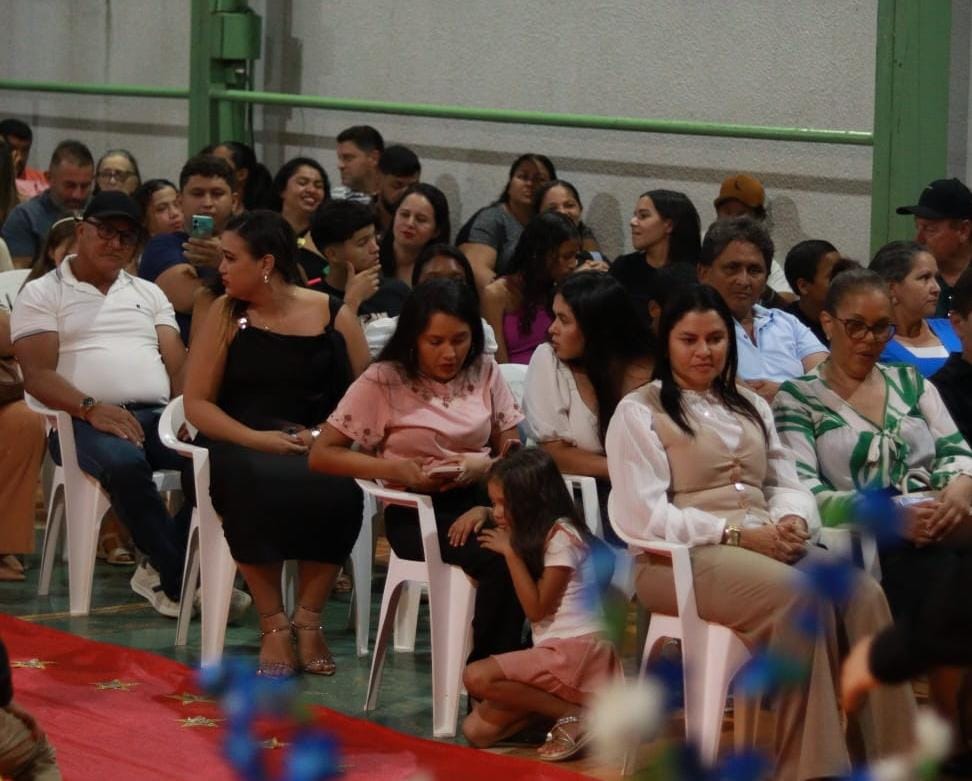 A noite de autógrafos para celebrar os pequenos autores reuniu familiares e educadores