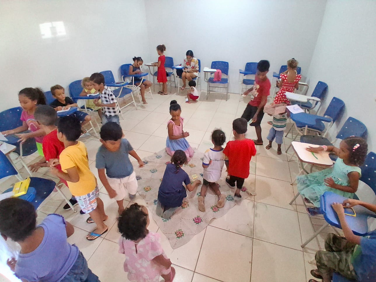Crianças participaram de uma atividade sobre diversidade, desenhando suas características para compor um painel que mostra que as diferenças são naturais