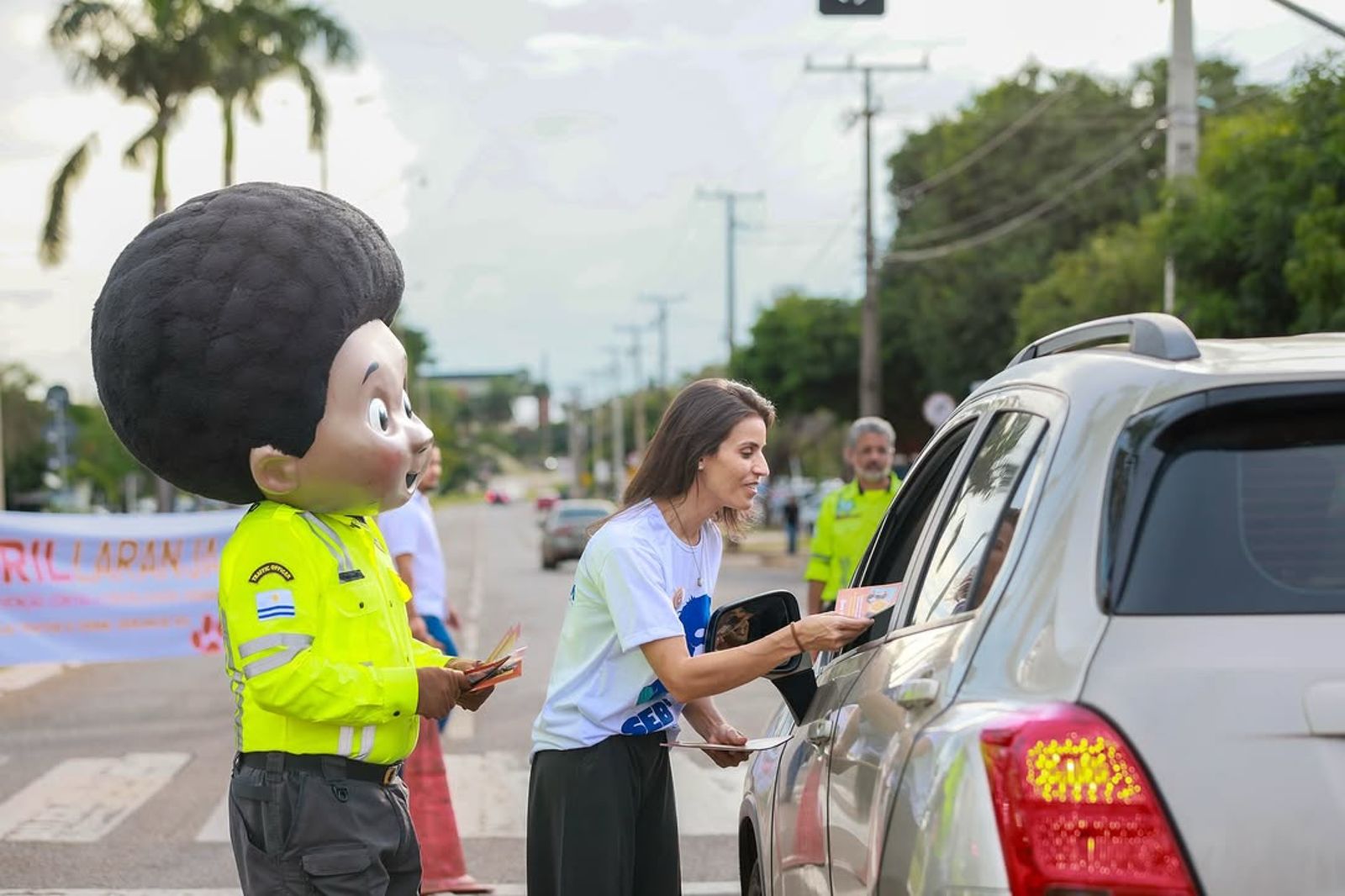 Blitz educativa orienta motoristas sobre a prevenção aos maus-tratos contra animais, em ação da campanha Abril Laranja
